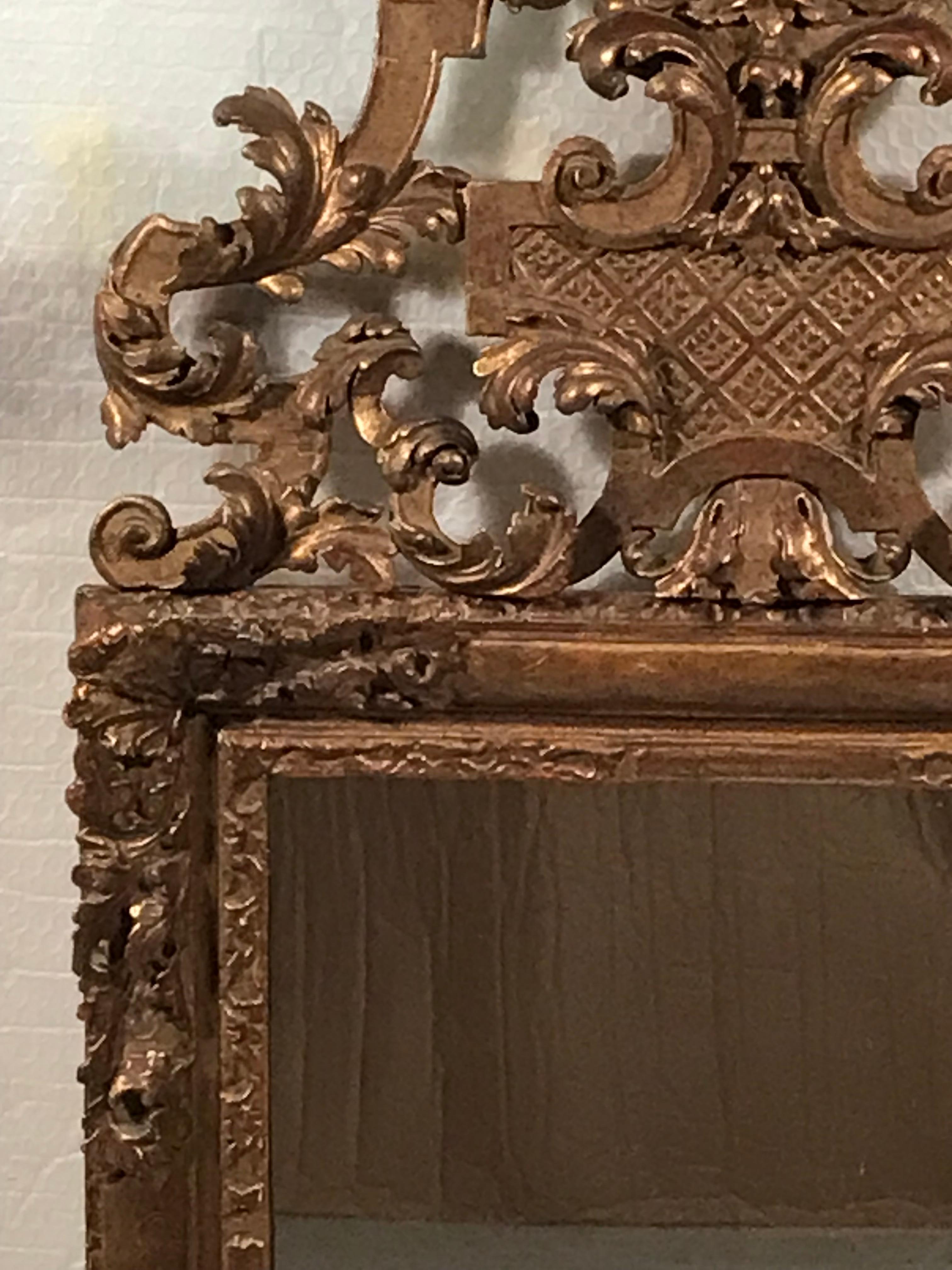 Bois doré Miroir en bois doré de Régence, XVIIIe siècle en vente