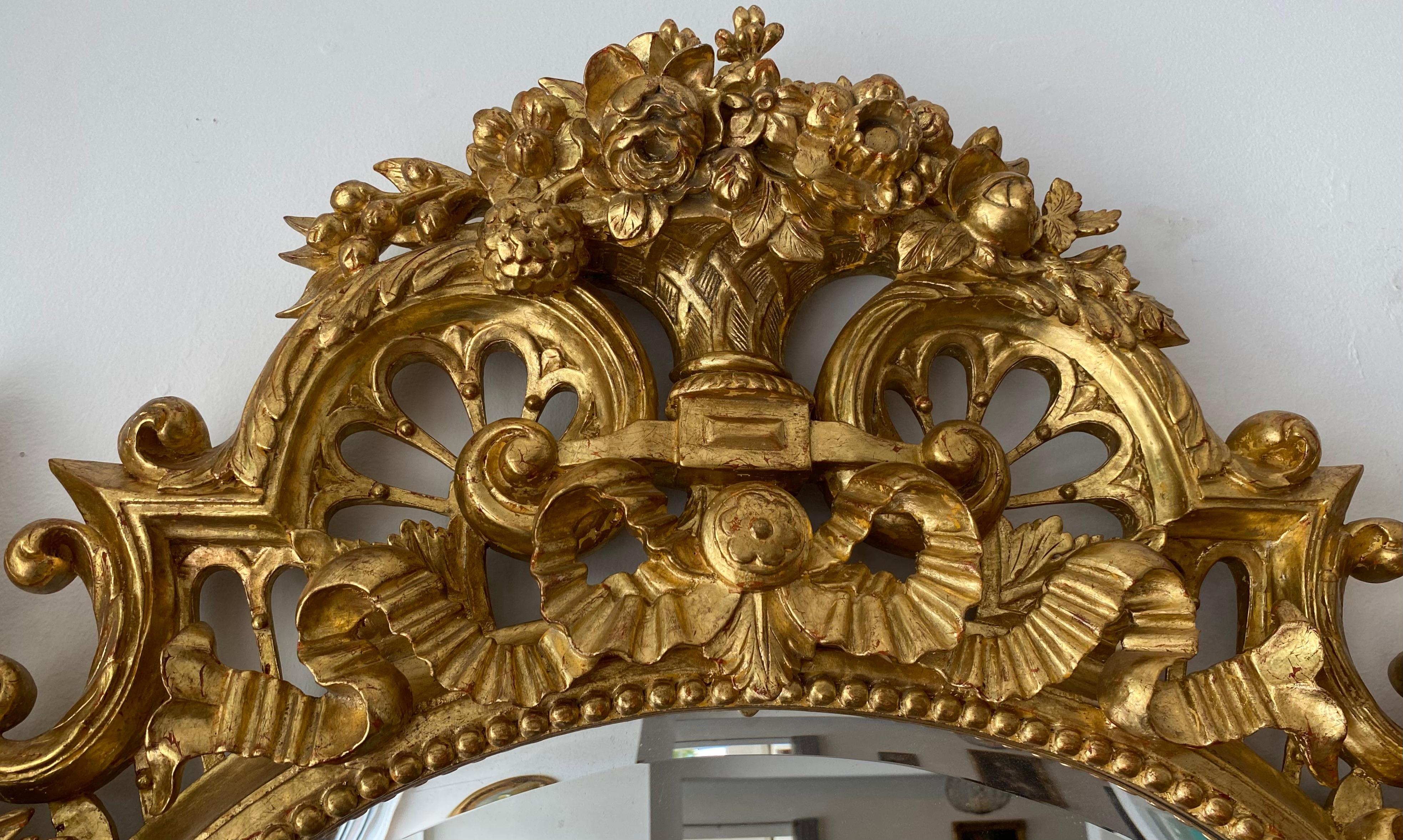 Grand miroir biseauté en bois doré de la Régence, sculpté à la main de vases et de crêtes d'oiseaux en vente 2