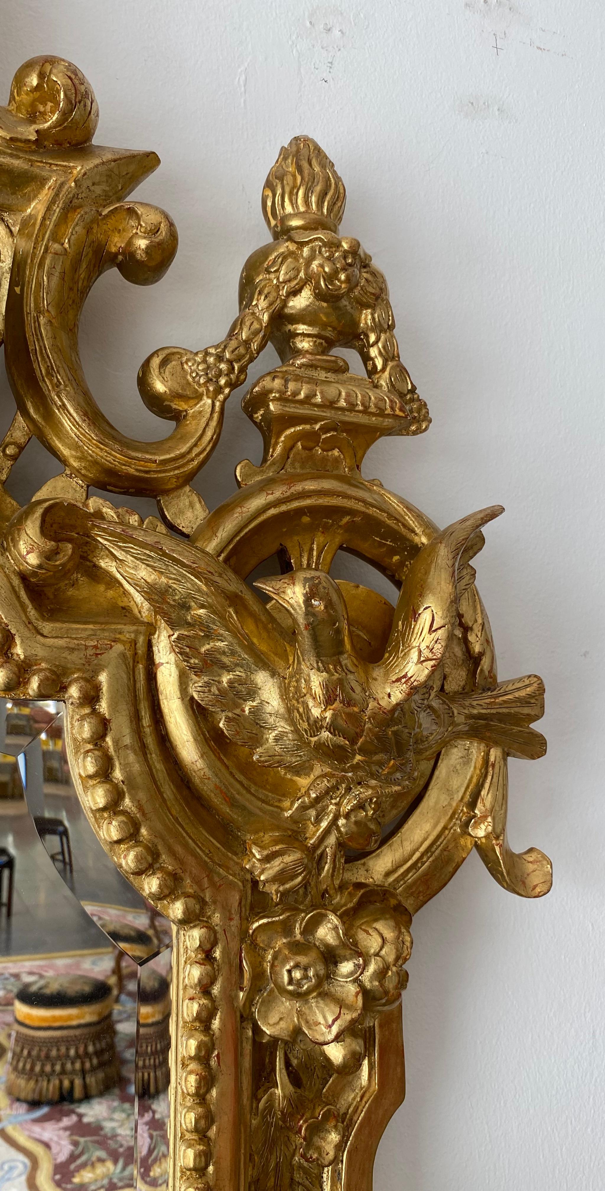 Grand miroir biseauté en bois doré de la Régence, sculpté à la main de vases et de crêtes d'oiseaux en vente 3