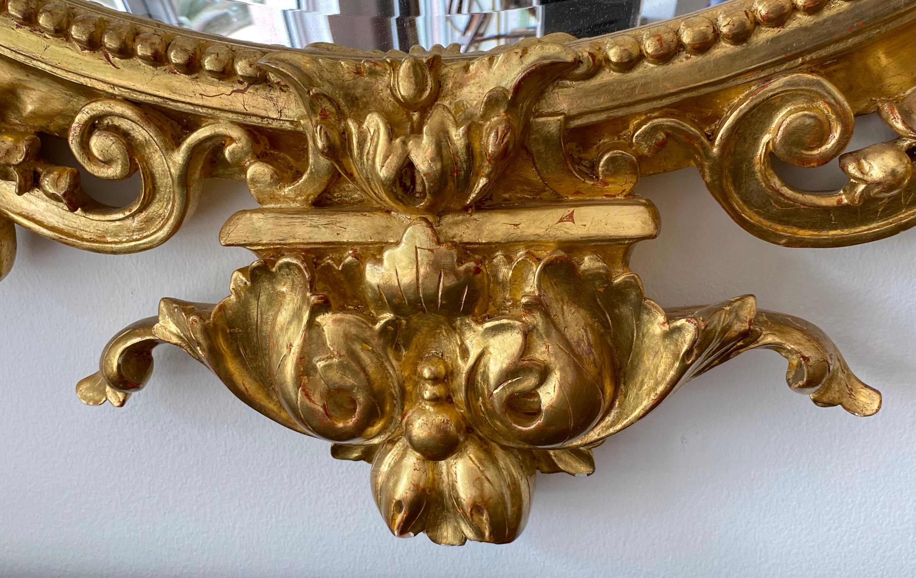Grand miroir biseauté en bois doré de la Régence, sculpté à la main de vases et de crêtes d'oiseaux en vente 5