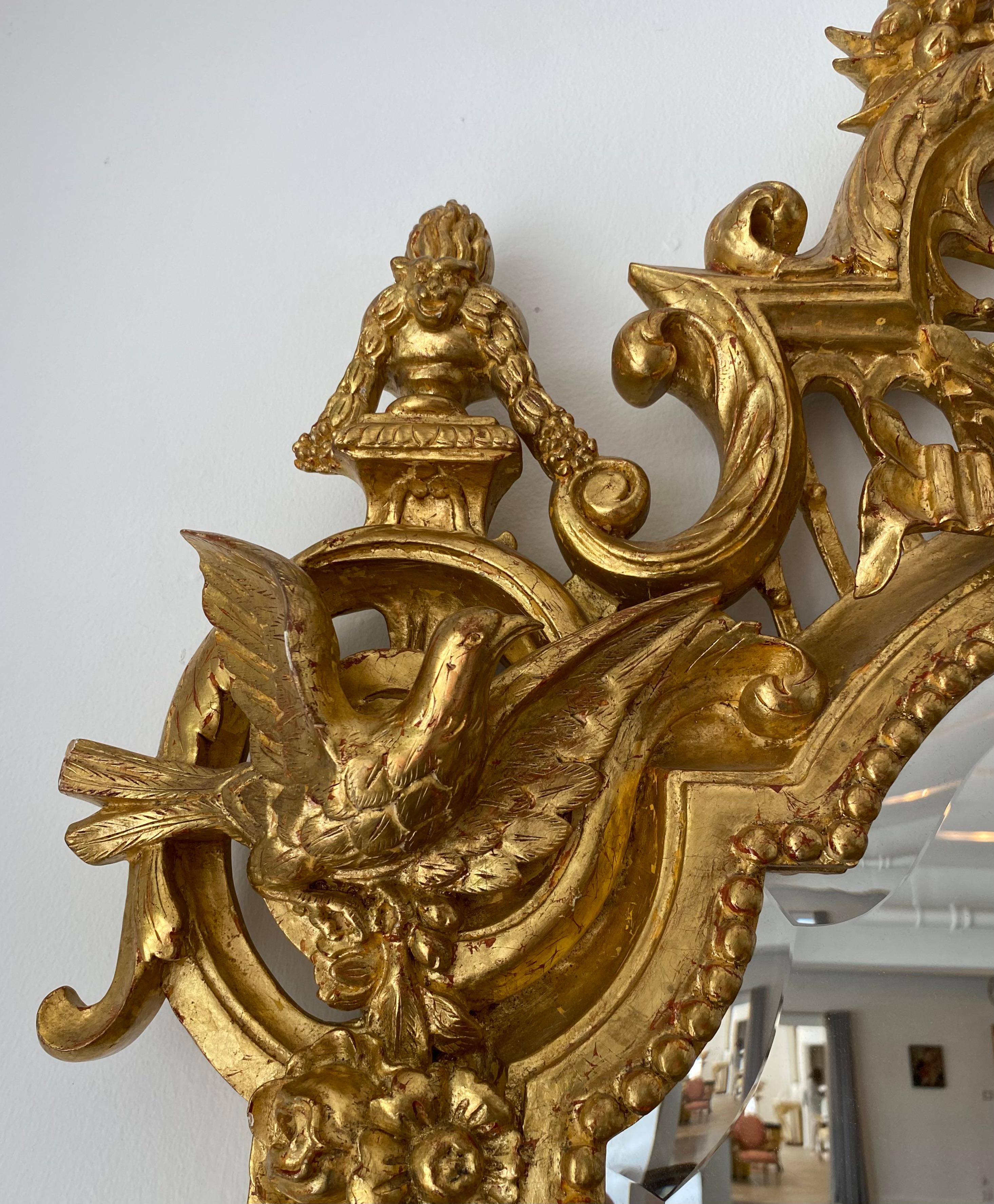Grand miroir biseauté en bois doré de la Régence, sculpté à la main de vases et de crêtes d'oiseaux en vente 7
