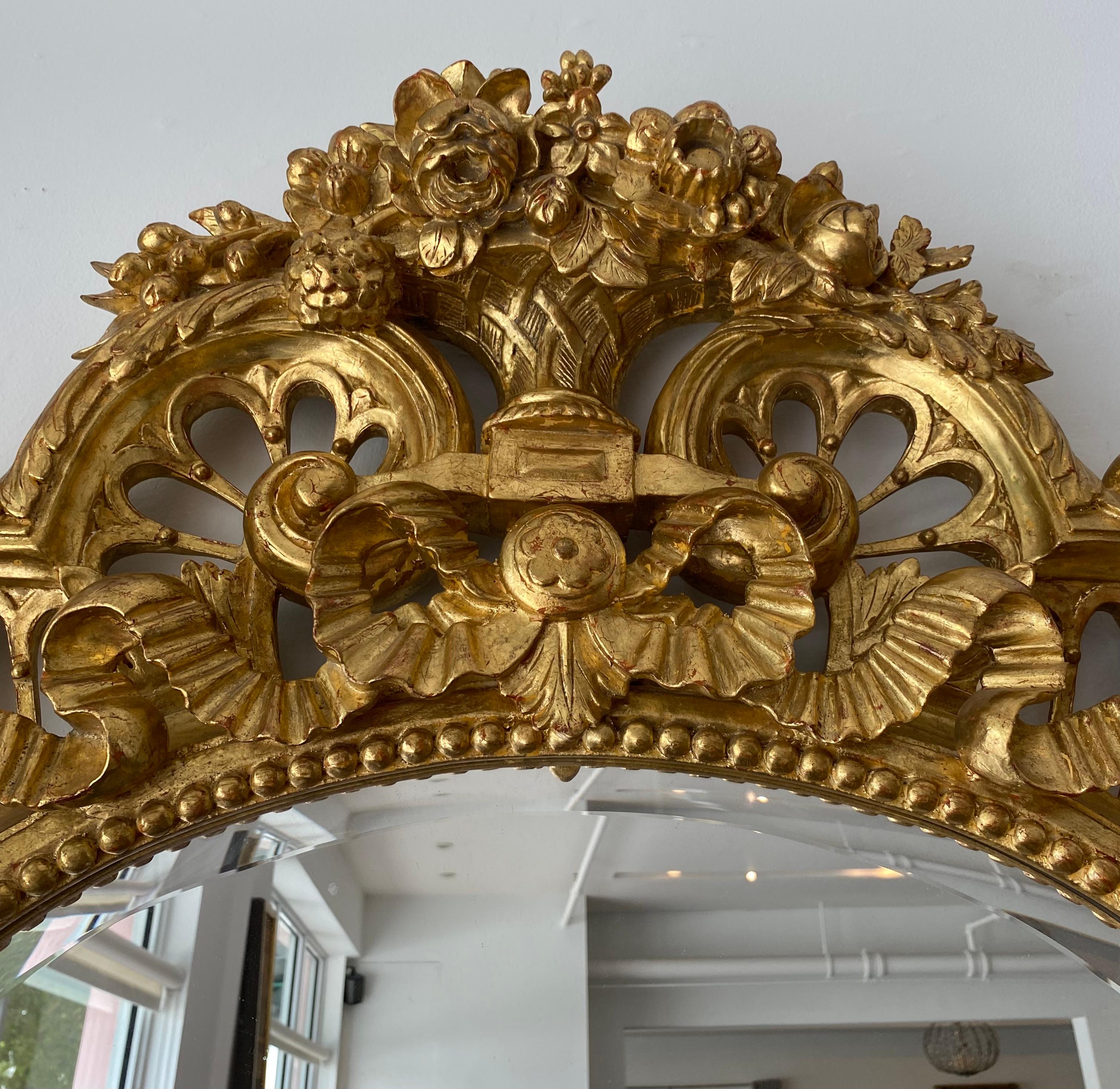 Grand miroir biseauté en bois doré de la Régence, sculpté à la main de vases et de crêtes d'oiseaux en vente 8