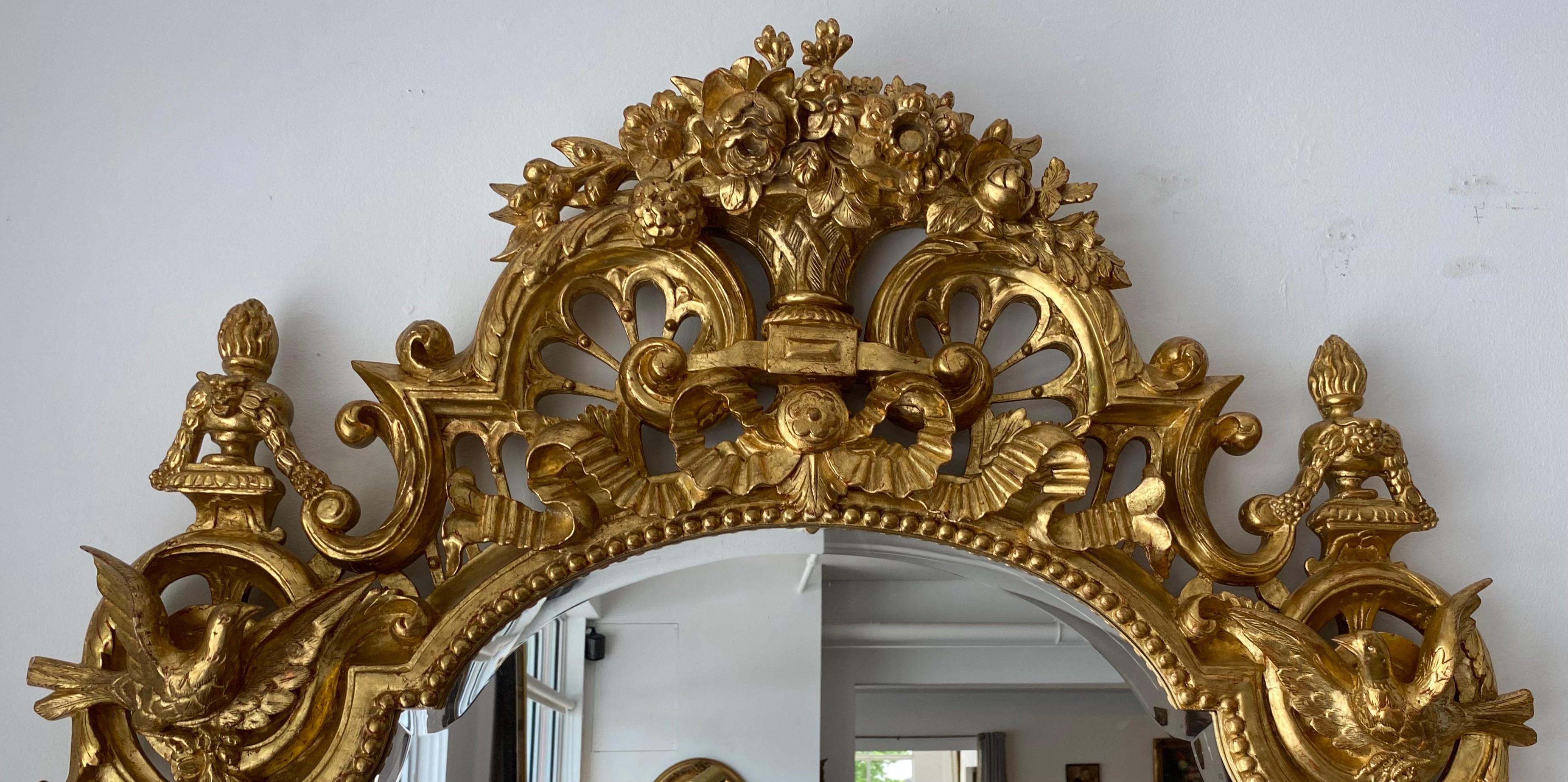 Grand miroir biseauté en bois doré de la Régence, sculpté à la main de vases et de crêtes d'oiseaux en vente 9