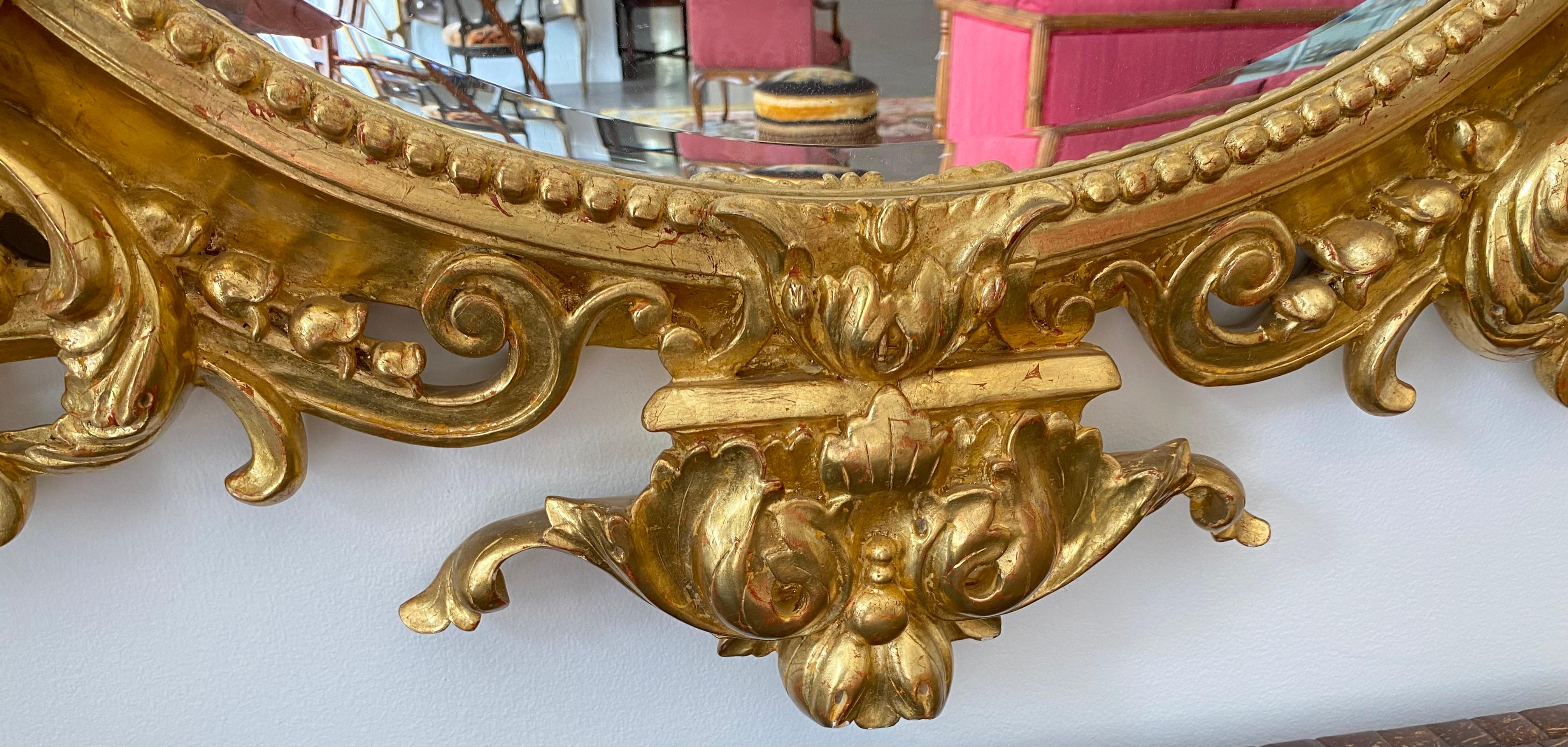 Große Französisch Régence Giltwood abgeschrägten Spiegel Hand geschnitzt Vasen & Vögel Cresting (Louis XVI.) im Angebot