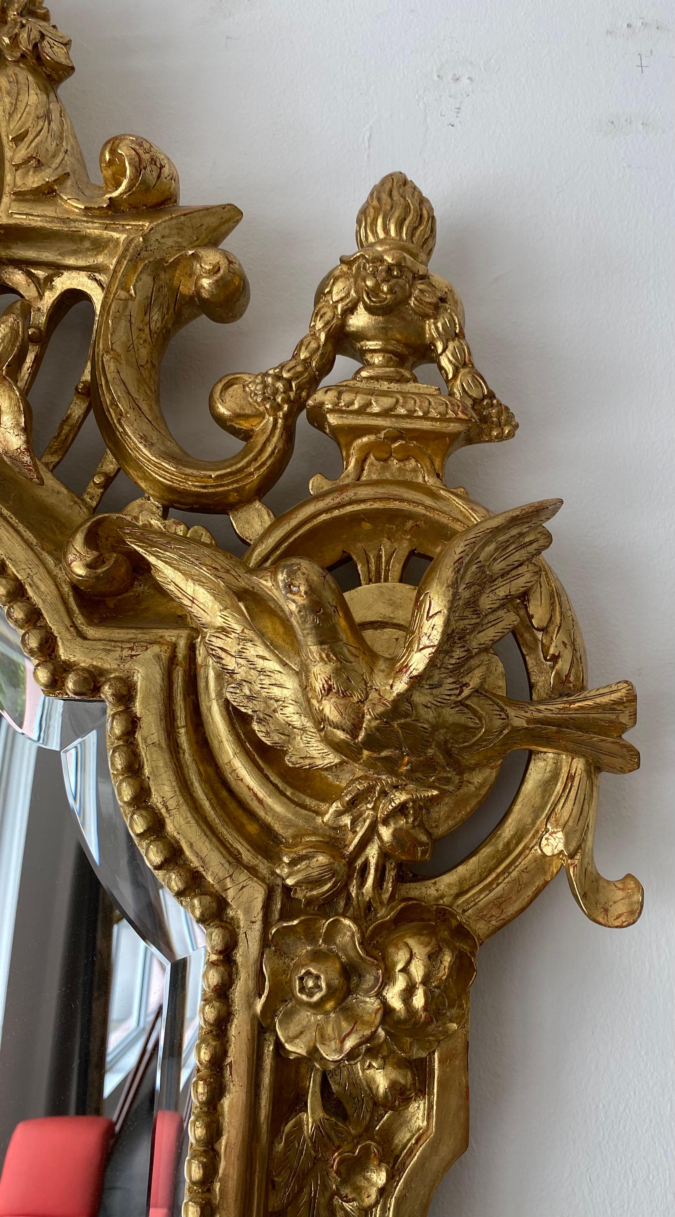 Große Französisch Régence Giltwood abgeschrägten Spiegel Hand geschnitzt Vasen & Vögel Cresting (Handgeschnitzt) im Angebot