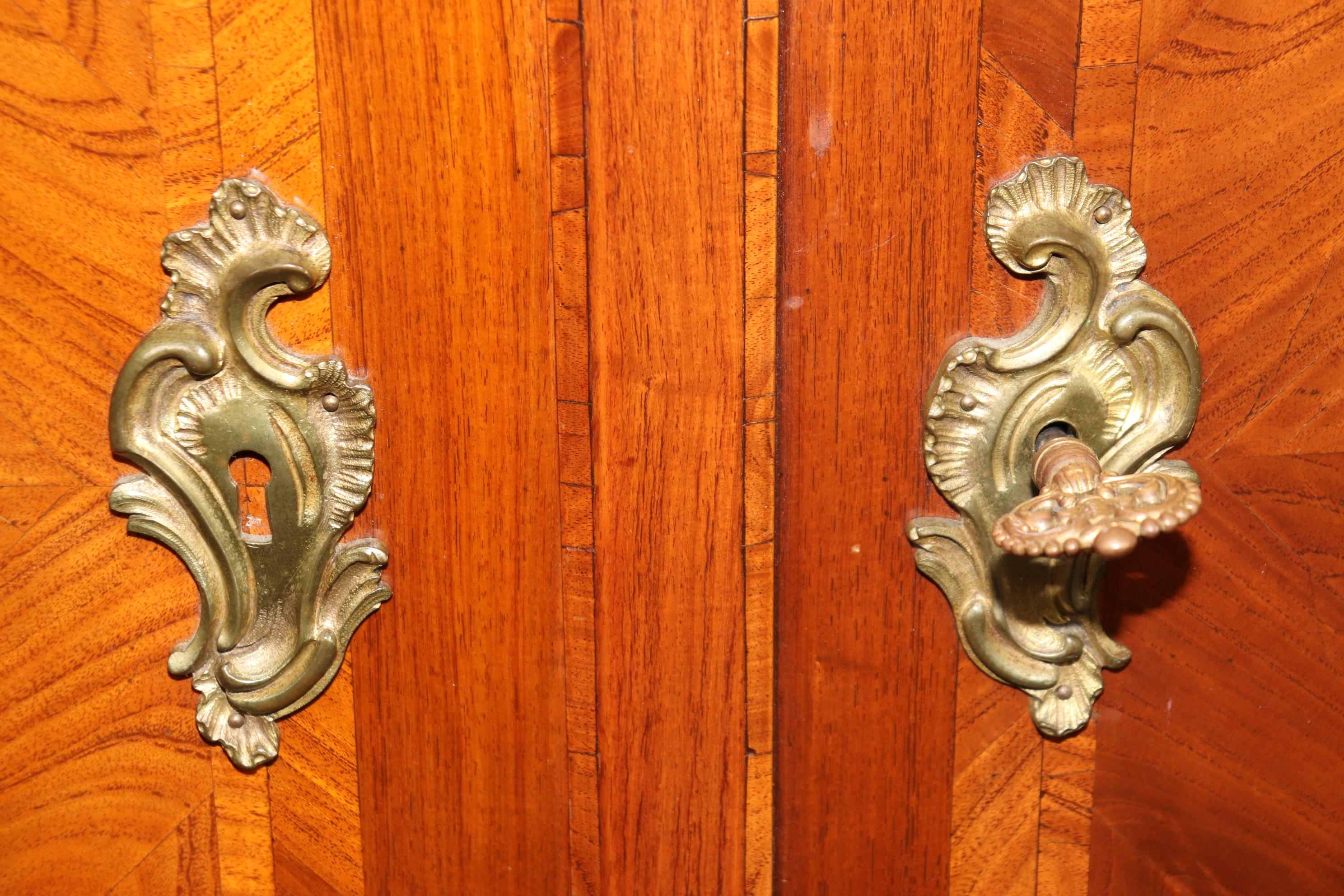 Credenza francese Regence stile Luigi XV con piano in marmo e montatura in bronzo in vendita 3