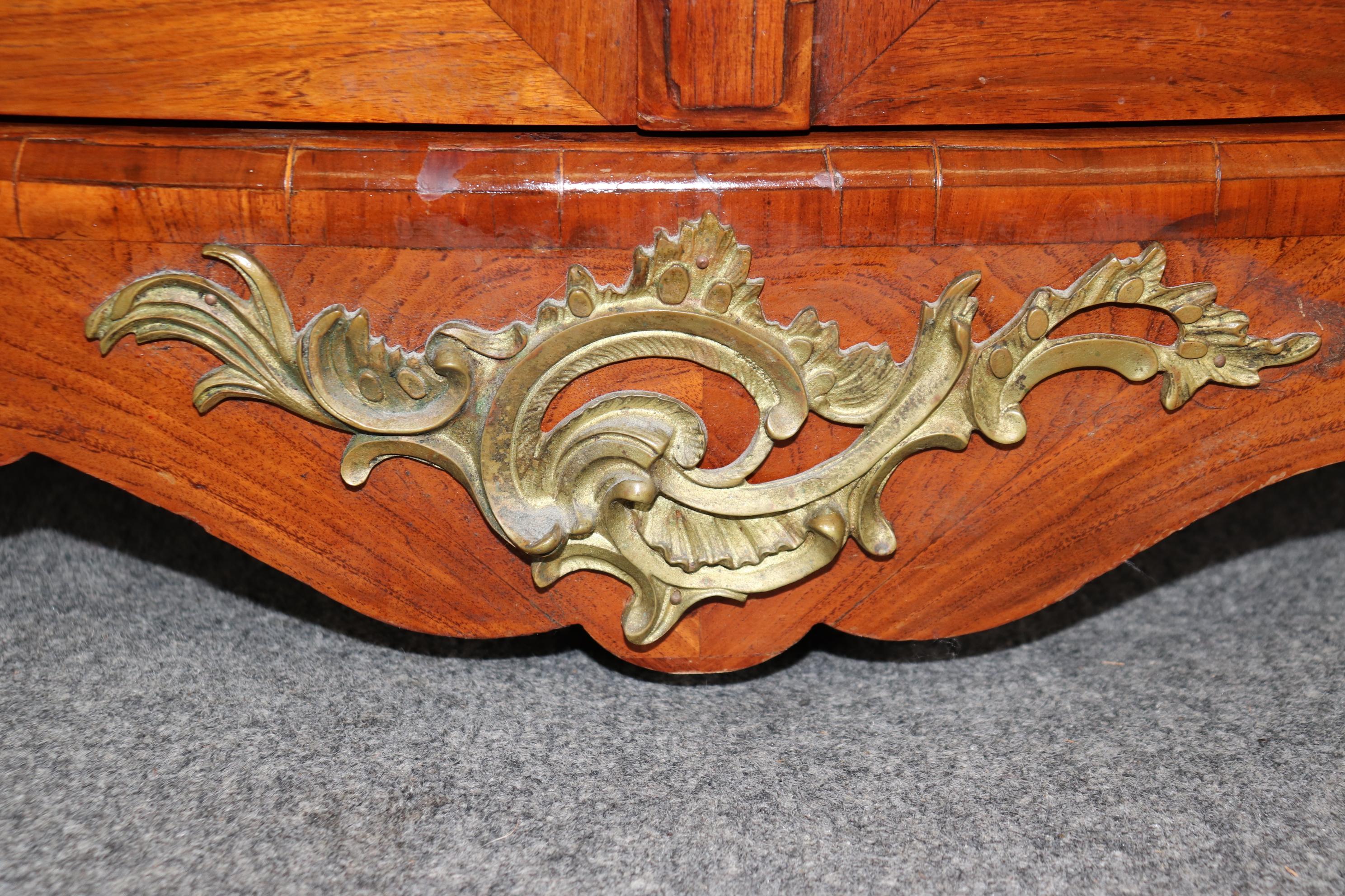 Credenza francese Regence stile Luigi XV con piano in marmo e montatura in bronzo in vendita 4
