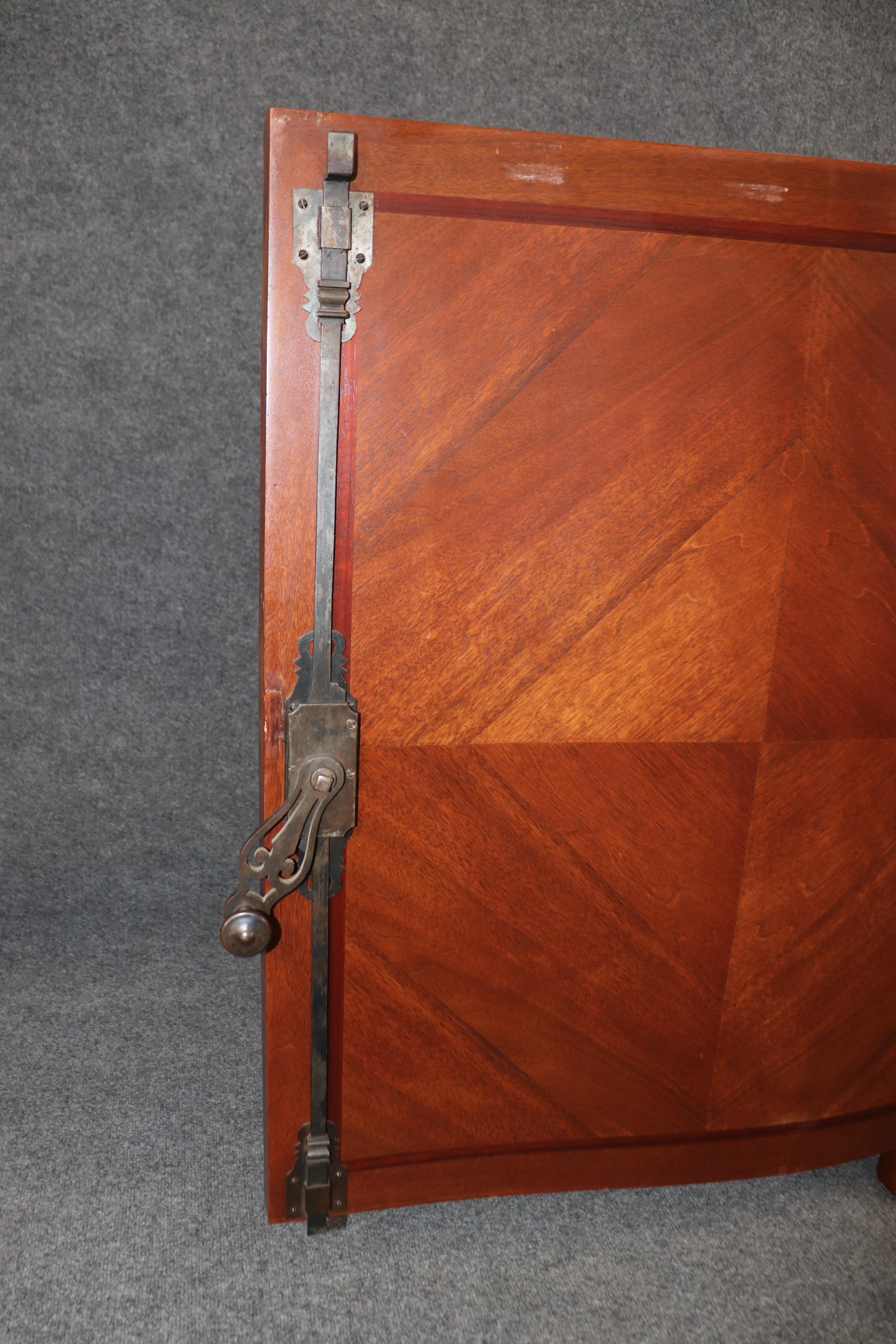 Credenza francese Regence stile Luigi XV con piano in marmo e montatura in bronzo in vendita 5