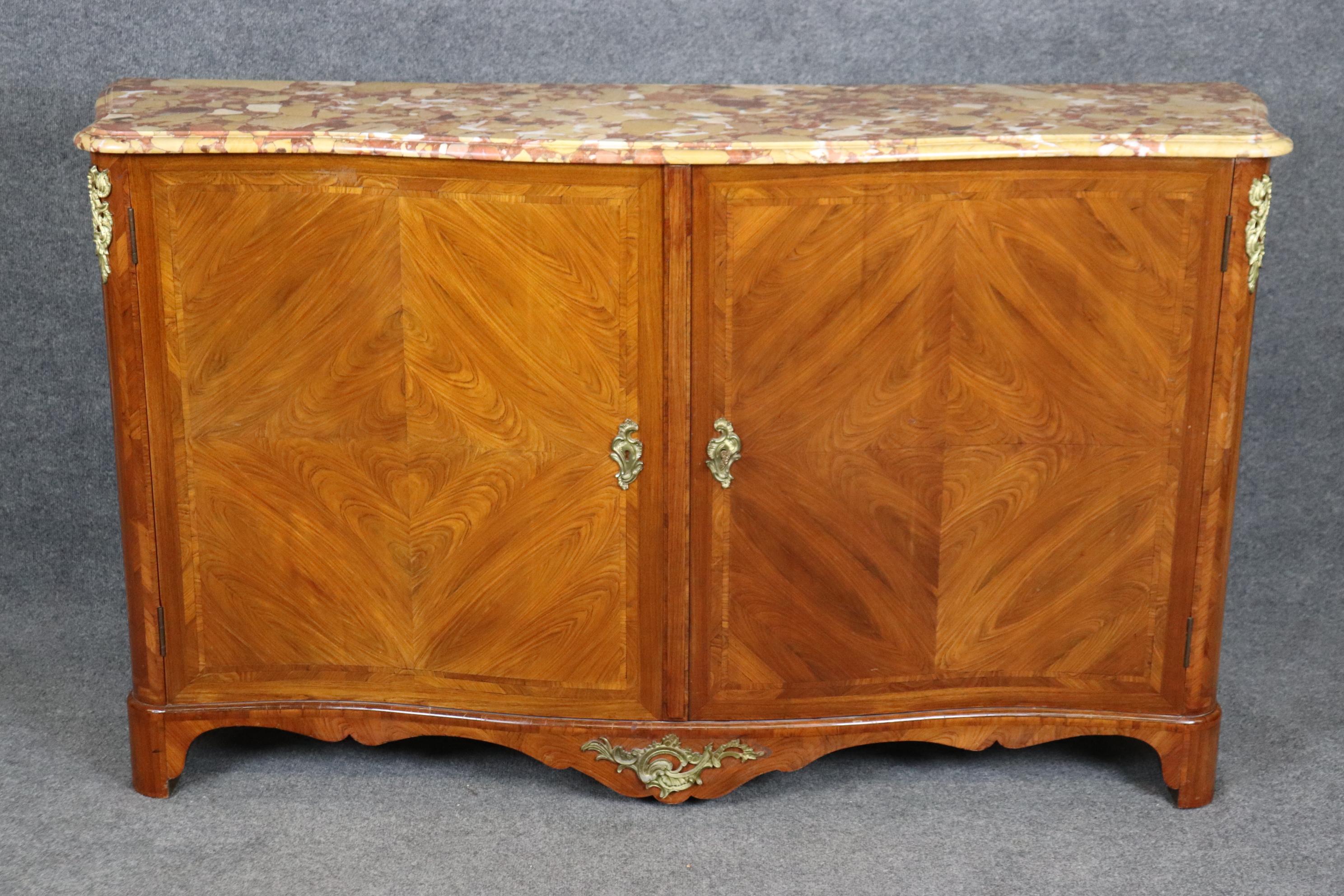 Dimensioni - H. 39 1/2in L: 69 1/2in D: 20 1/2in 

Questa credenza francese Regence o Luigi XV dei primi del Novecento, con piano in marmo e montatura in bronzo, è davvero uno spettacolo ed è realizzata con la massima qualità! Se dai un'occhiata