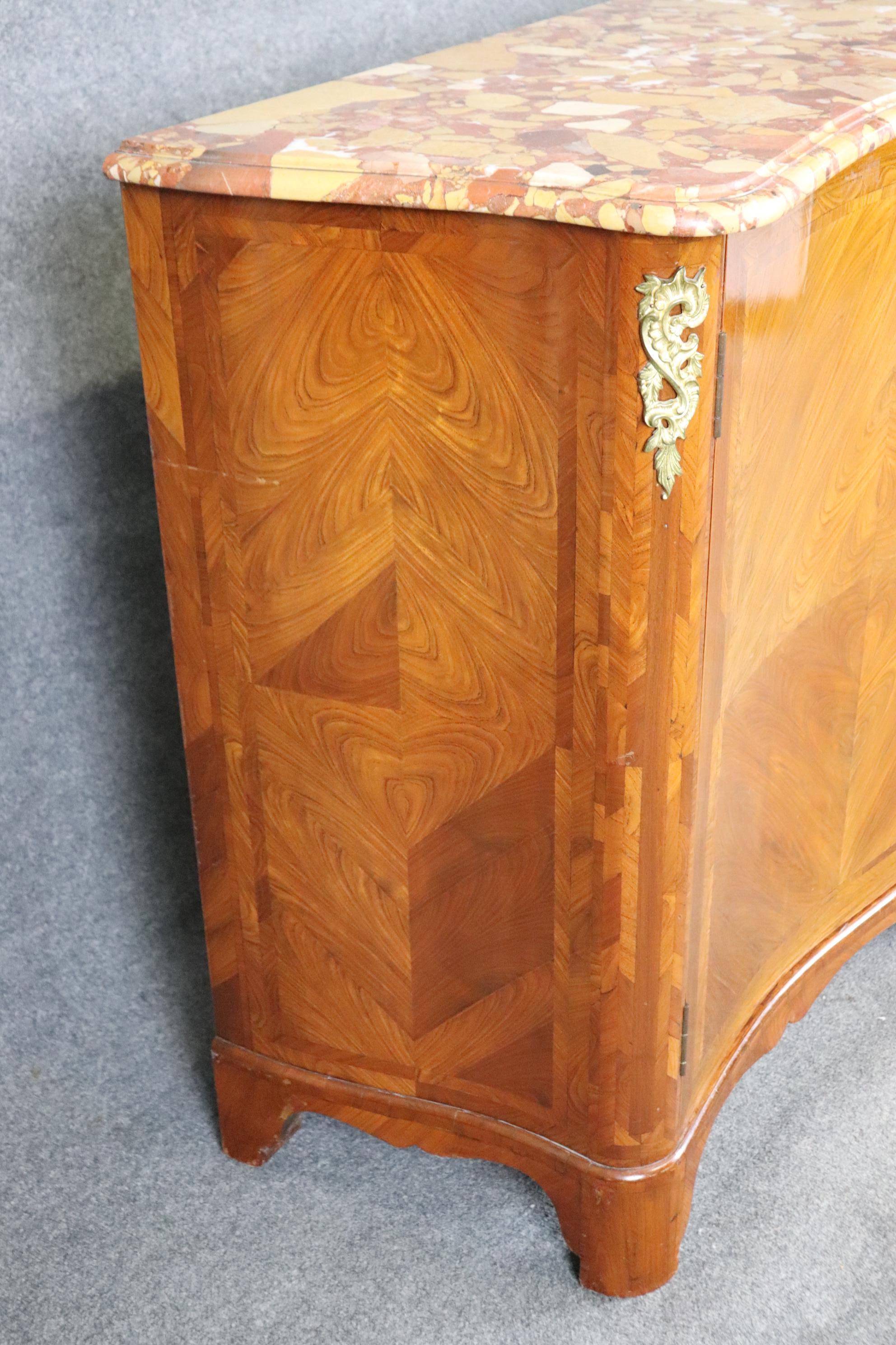 Regency Credenza francese Regence stile Luigi XV con piano in marmo e montatura in bronzo in vendita