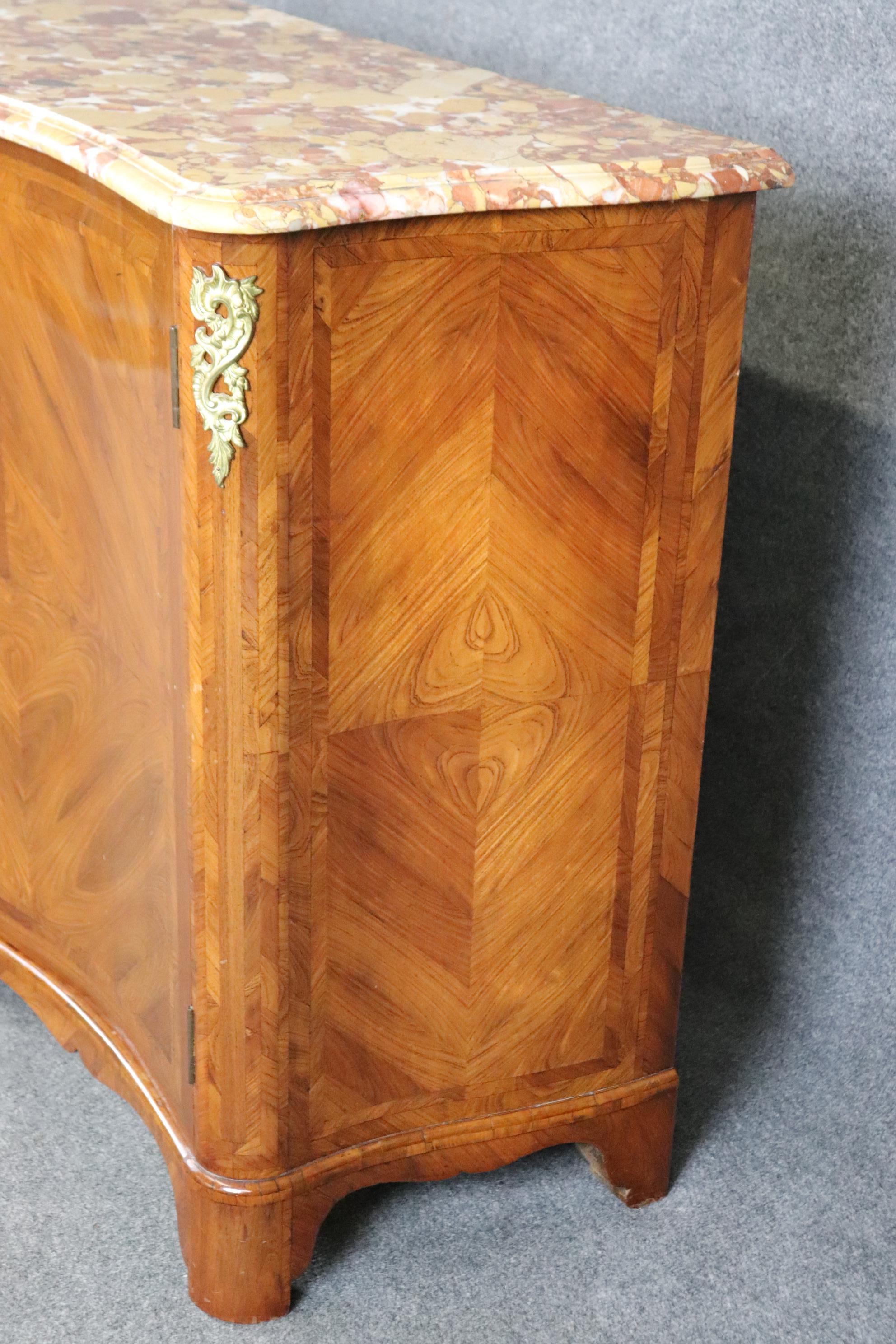 Francese Credenza francese Regence stile Luigi XV con piano in marmo e montatura in bronzo in vendita