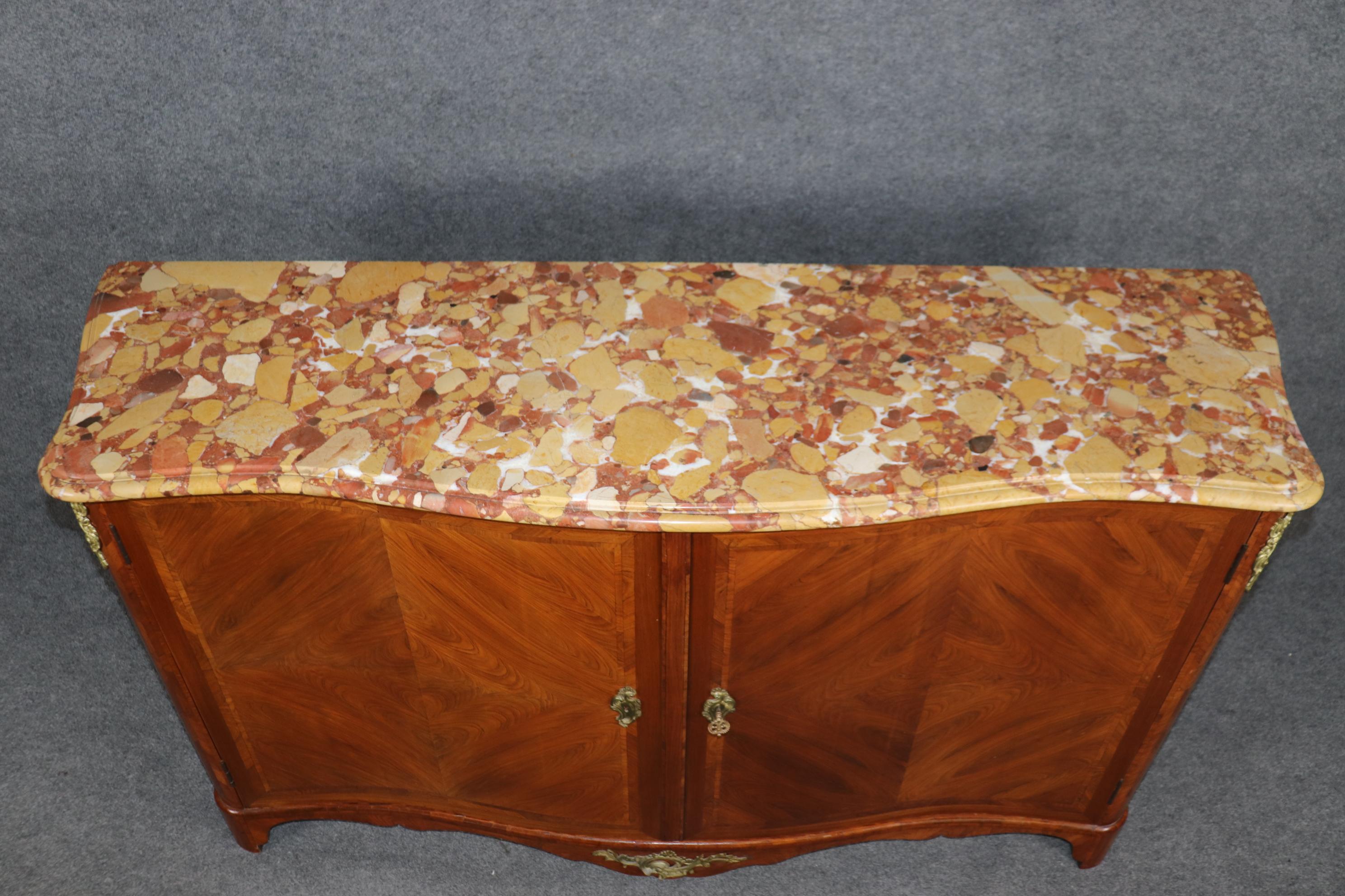 Credenza francese Regence stile Luigi XV con piano in marmo e montatura in bronzo In condizioni buone in vendita a Swedesboro, NJ