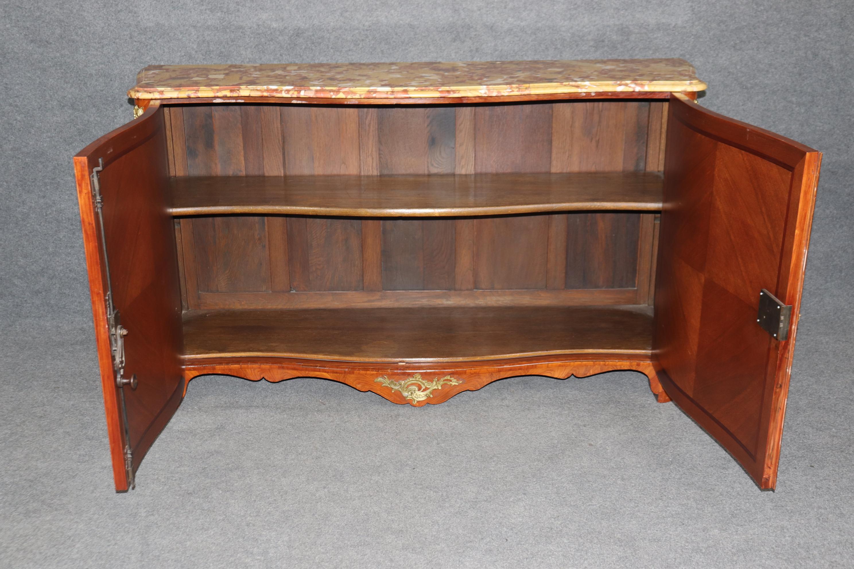 XX secolo Credenza francese Regence stile Luigi XV con piano in marmo e montatura in bronzo in vendita