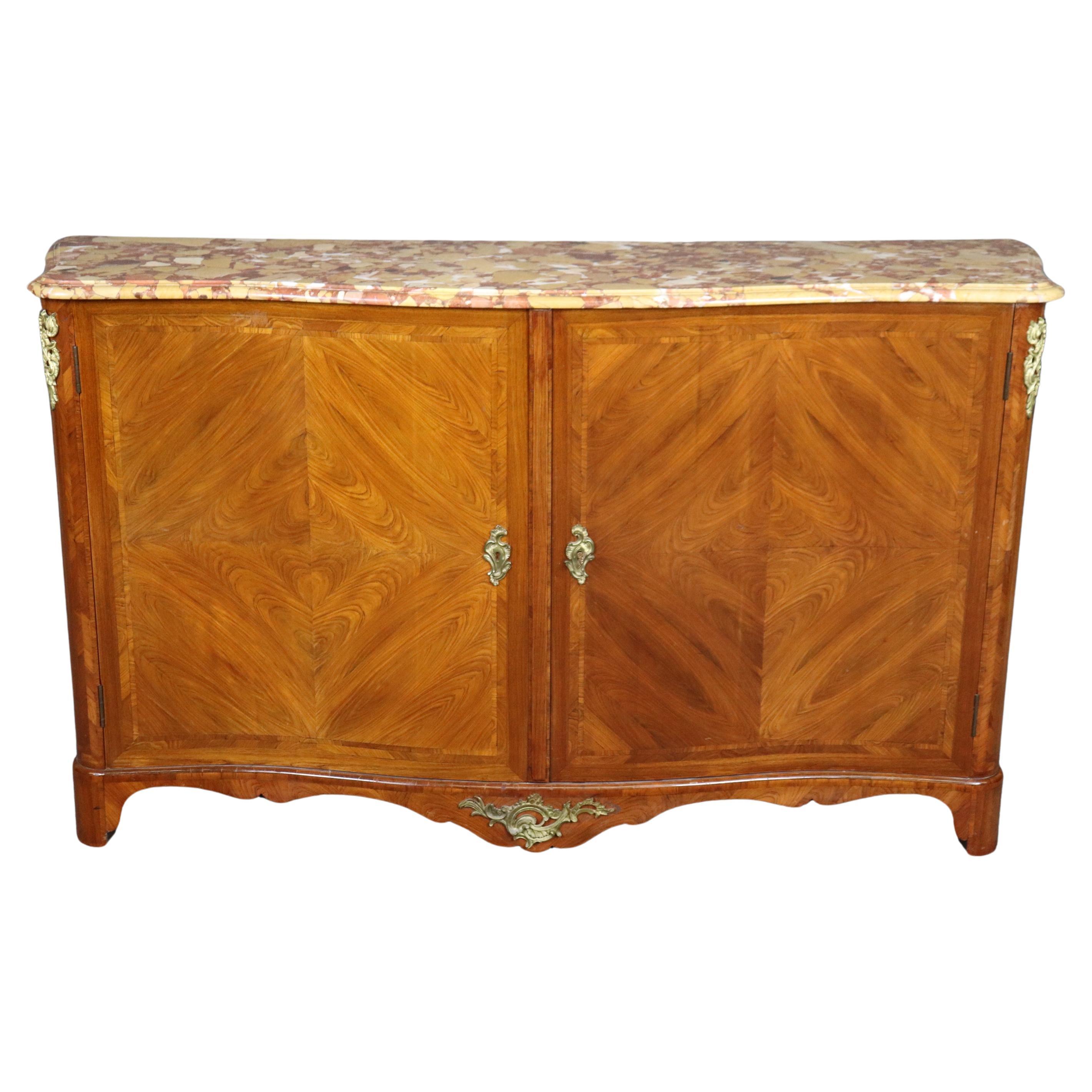 Credenza francese Regence stile Luigi XV con piano in marmo e montatura in bronzo