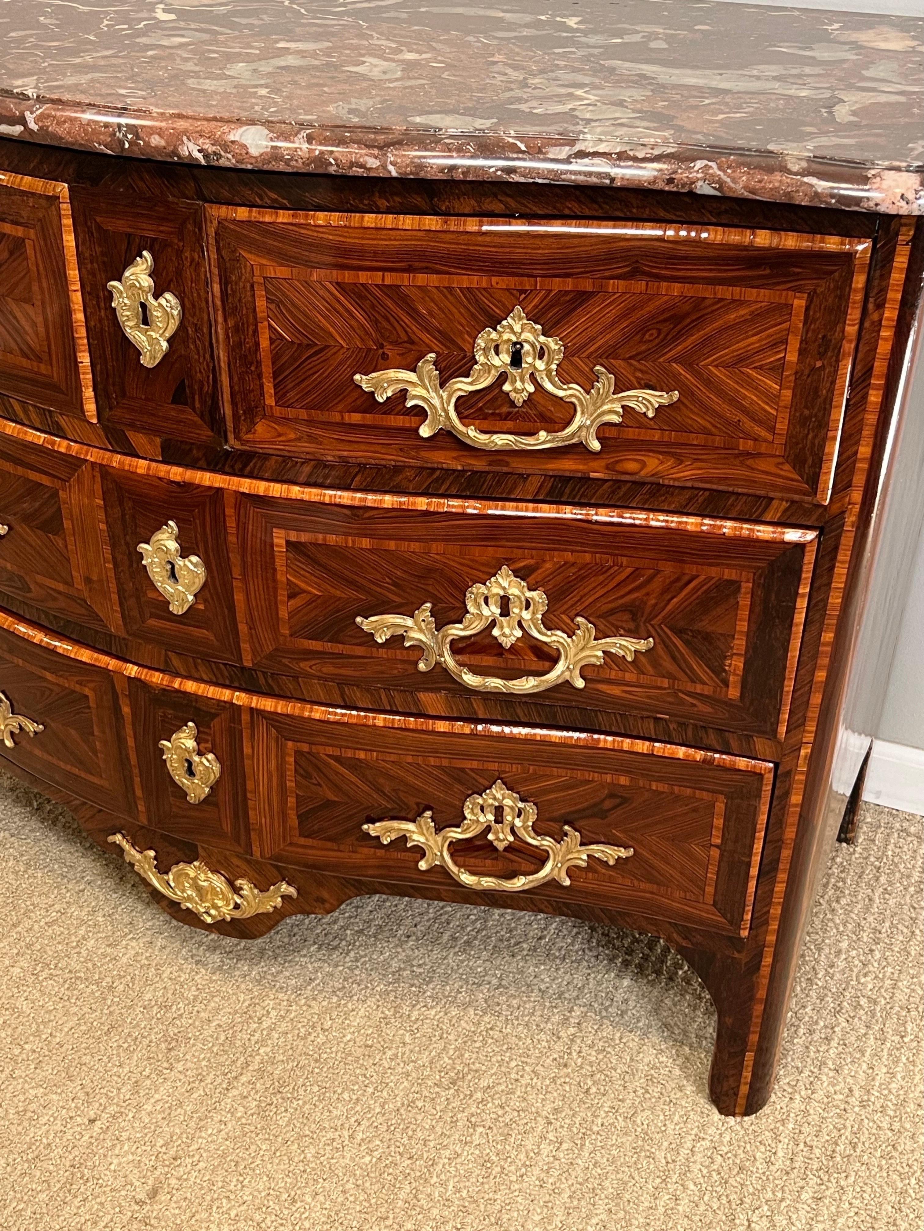 Commodo francese Régence con piano in marmo Rouge intarsiato in legno di palissandro e kingwood in vendita 8