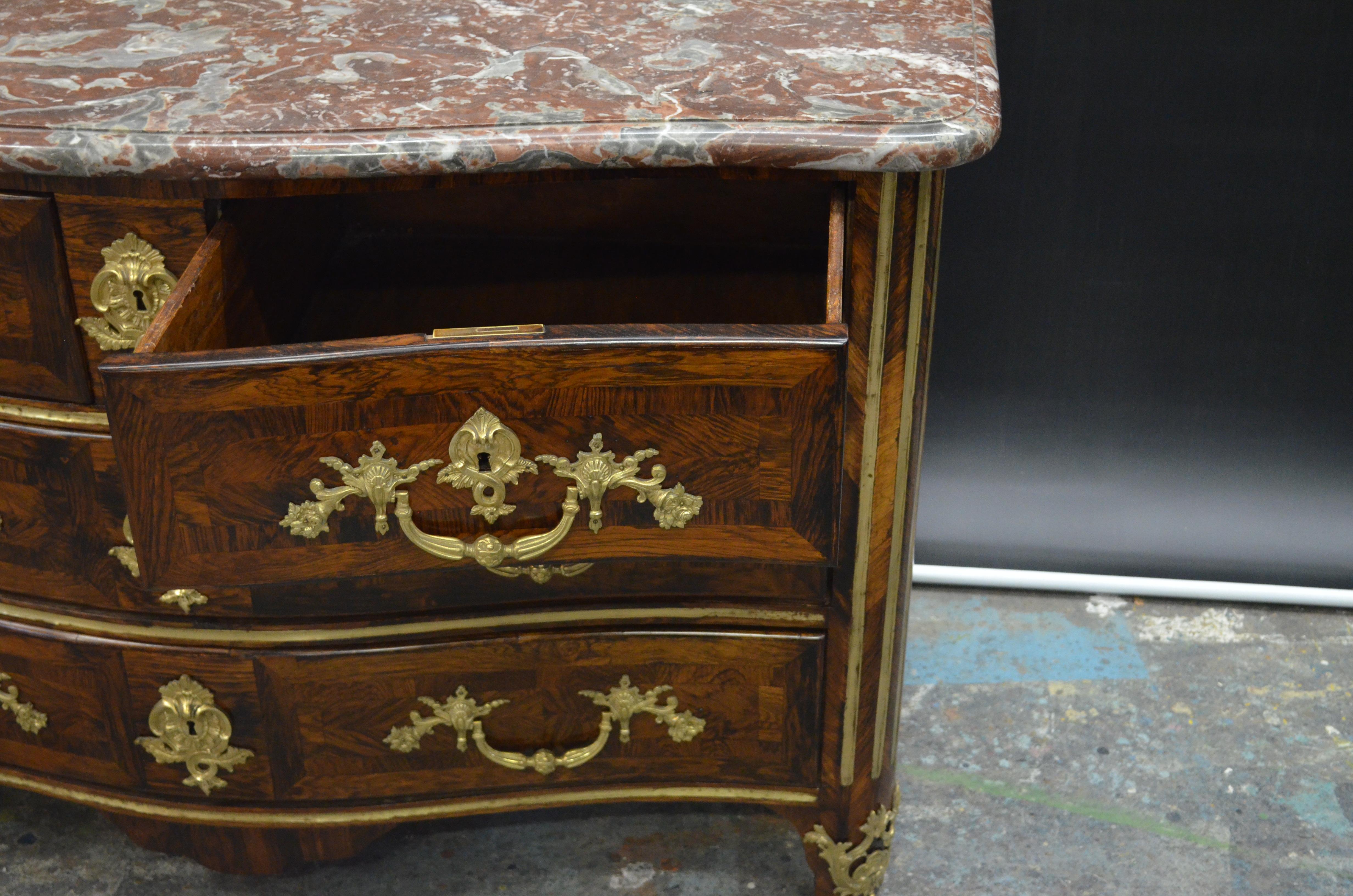 Commodo francese Régence con piano in marmo Rouge intarsiato in legno di palissandro e kingwood in vendita 6