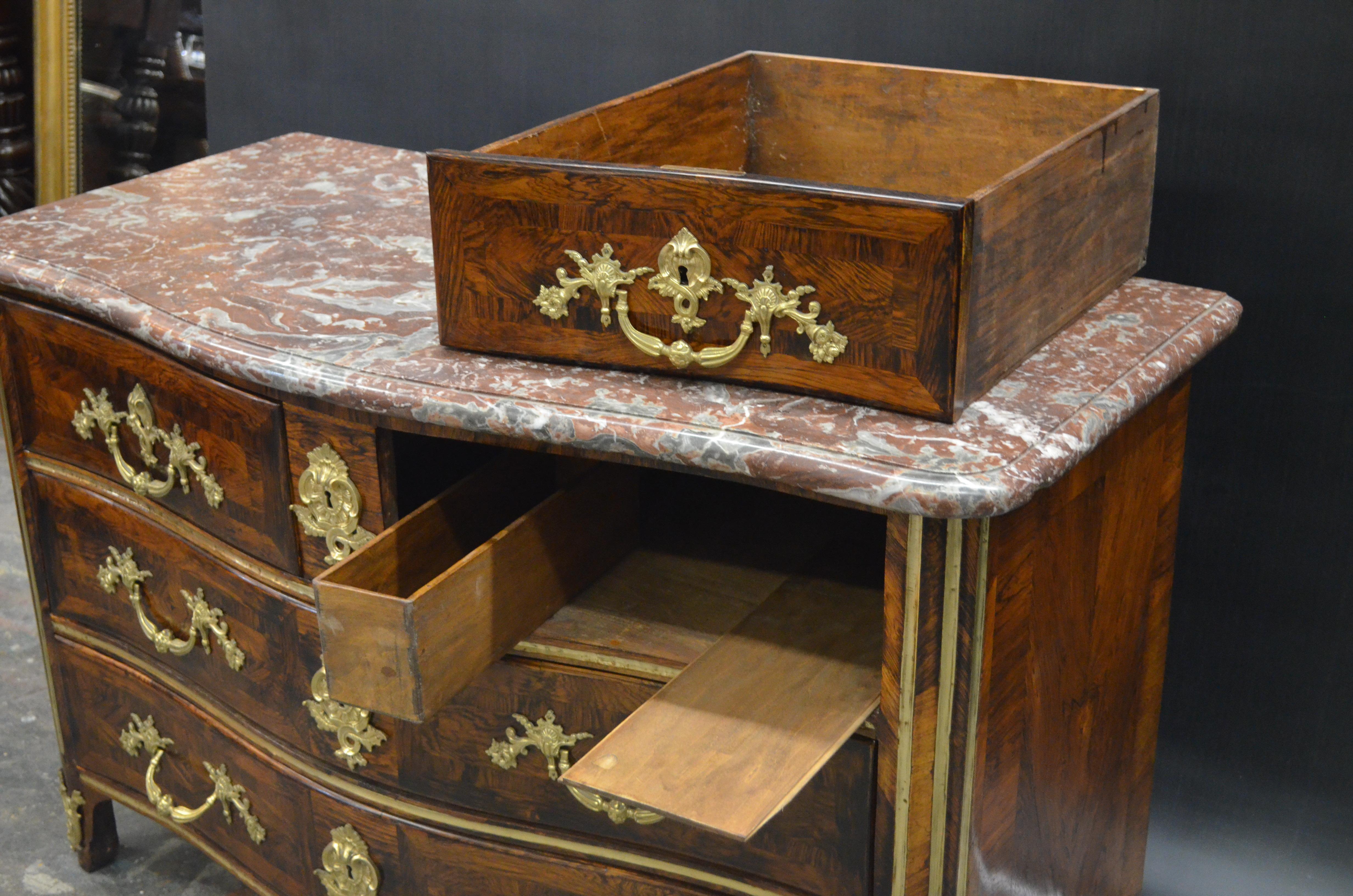 Commode de style Régence française en bois de rose et bois de violette incrusté de marbre rouge, montée en bronze doré en vente 4