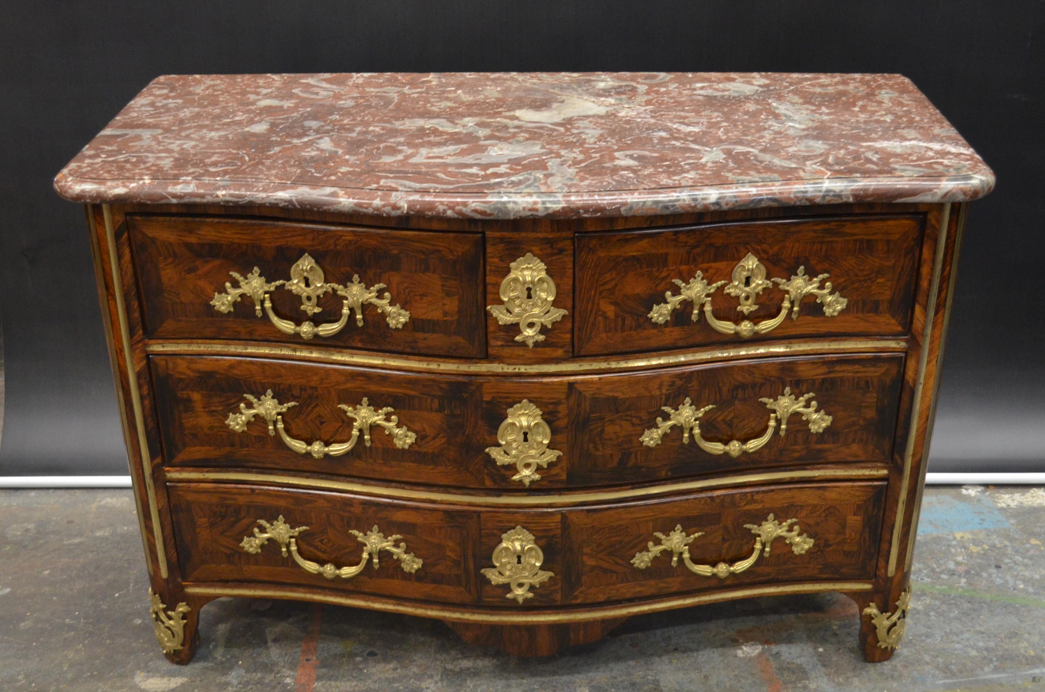 French Régence Ormolu-Mounted Rosewood & Kingwood Inlay Rouge Marble Top Commode In Good Condition For Sale In Charleston, SC