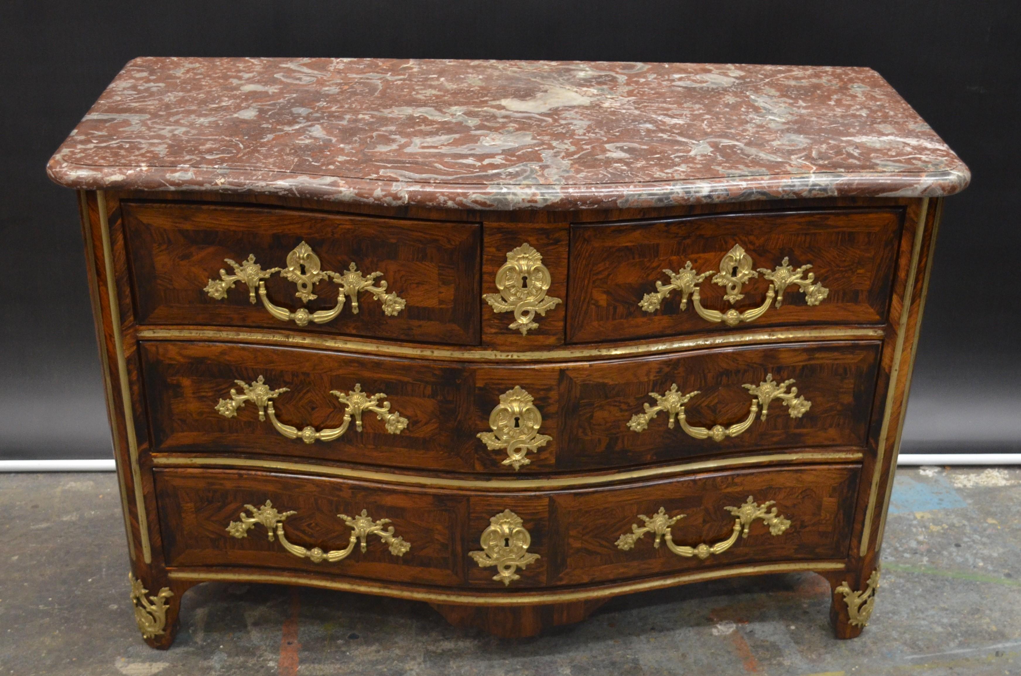 French Régence Ormolu-Mounted Rosewood & Kingwood Inlay Rouge Marble Top Commode For Sale 1