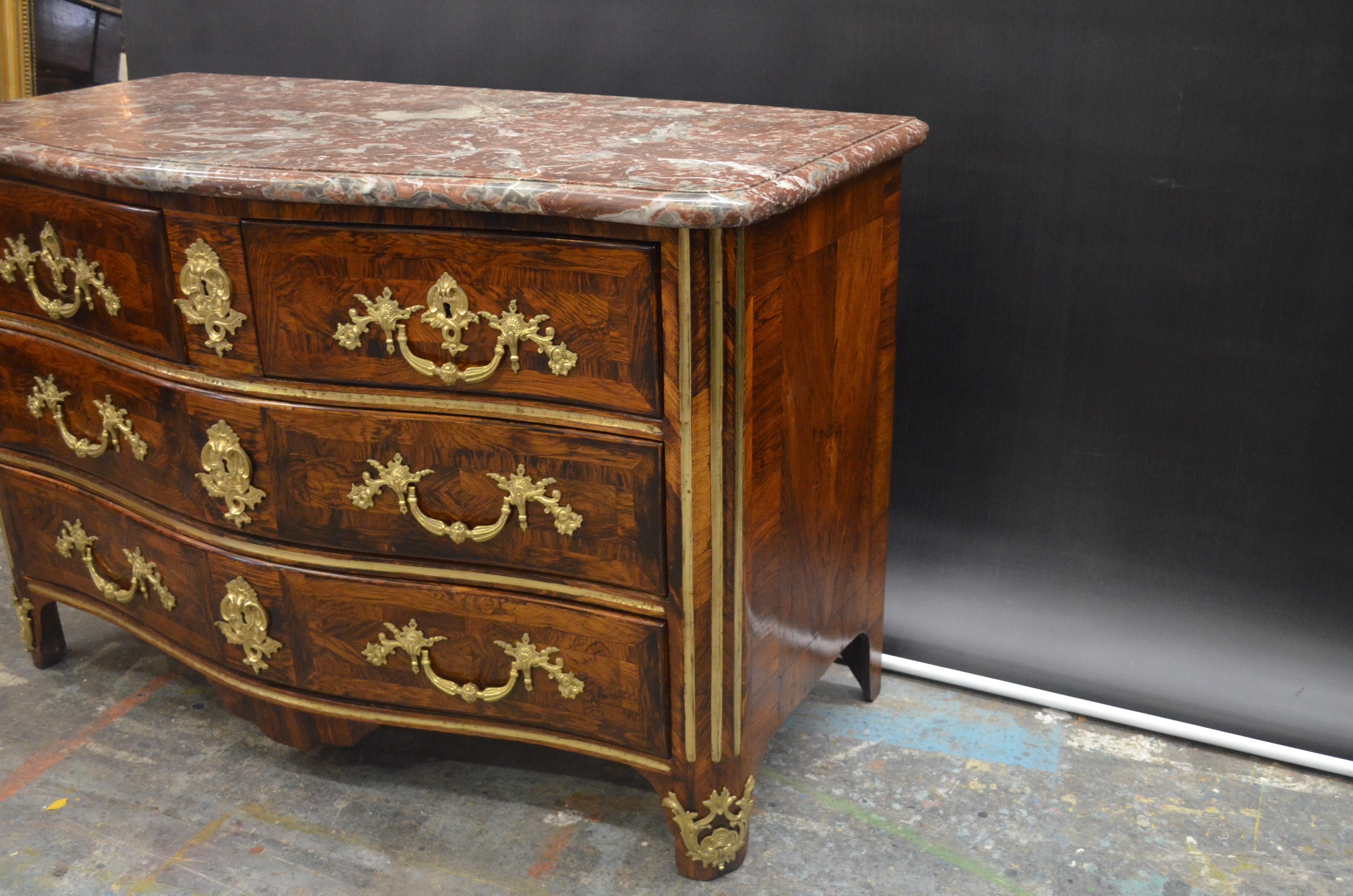 Commodo francese Régence con piano in marmo Rouge intarsiato in legno di palissandro e kingwood in vendita 1