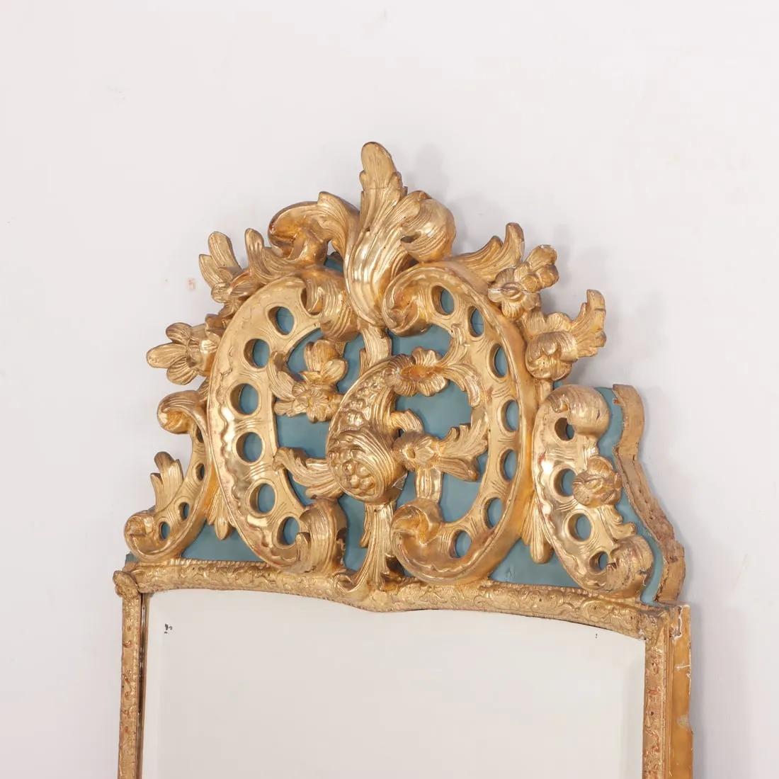 Espejo francés de la Regencia pintado y dorado, hacia 1780. Tallado en venta