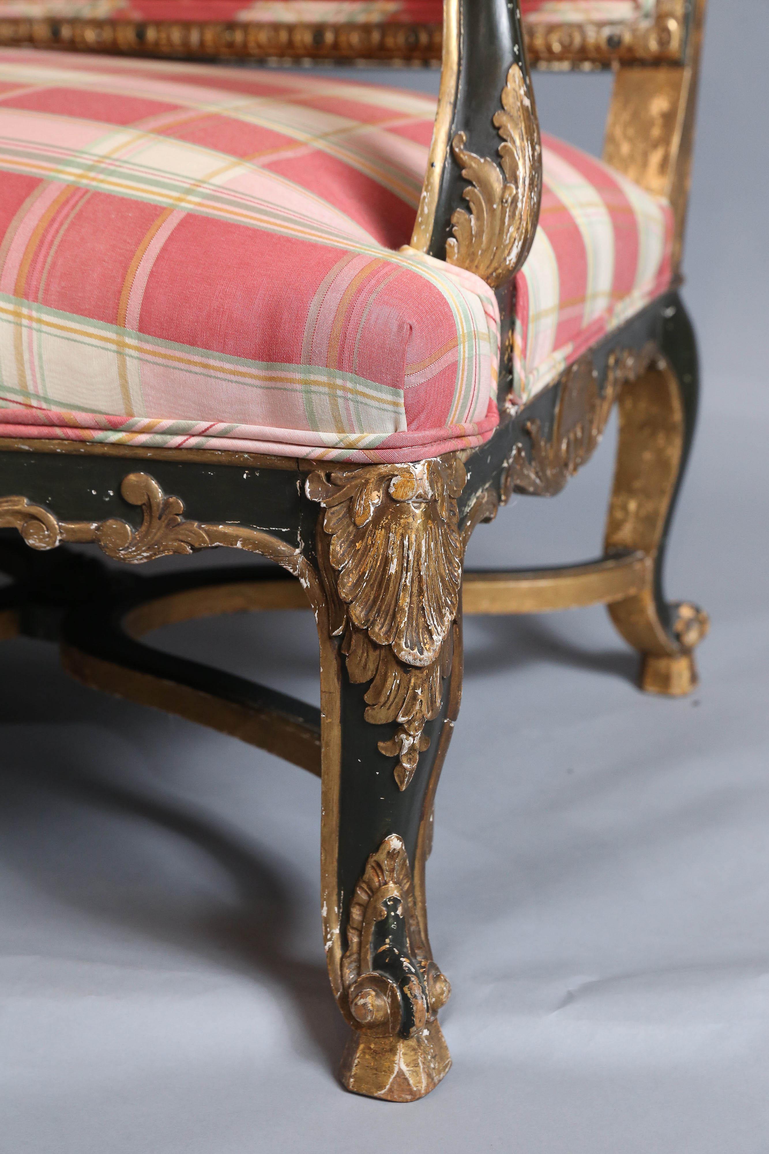  French Regence Period Black and Gilt  Carved Settee For Sale 3