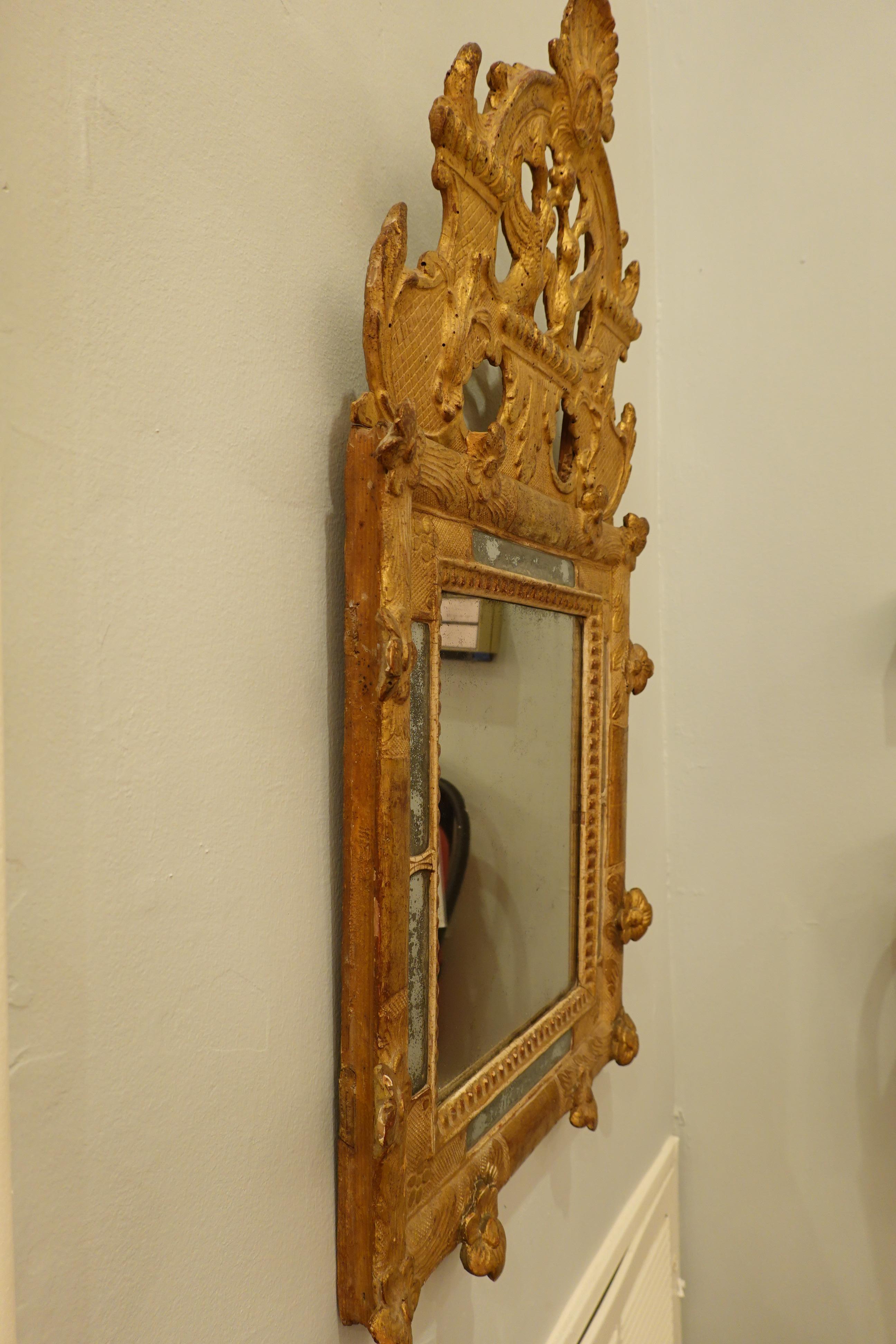 French Regence Period Giltwood Mirror with Birds, Scallop Shell and Flowers For Sale 6