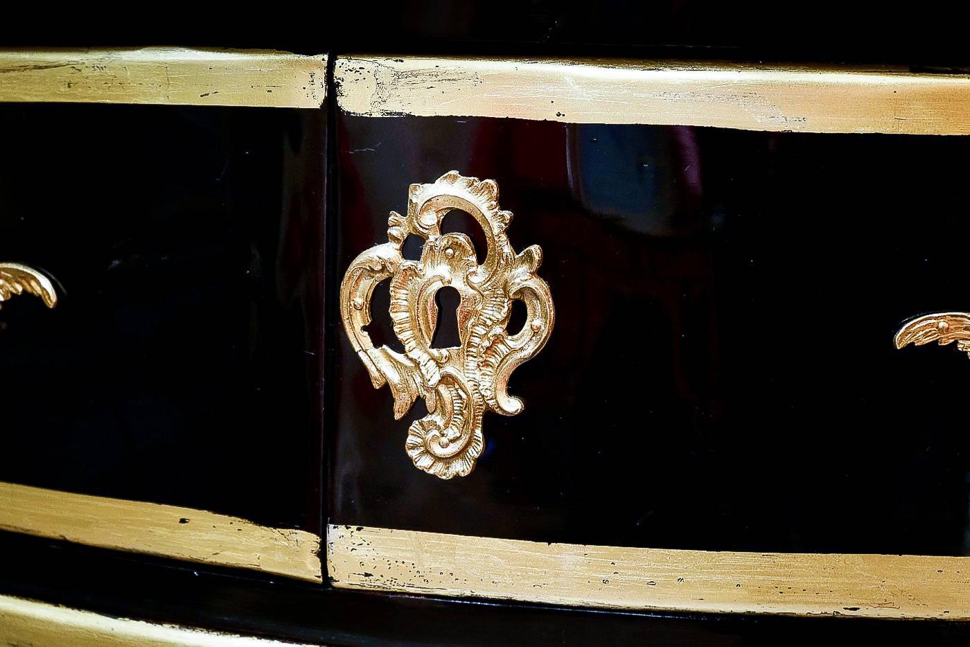 French Regence Period Serpentine Black Lacquered Commode, circa 1720-1730 4