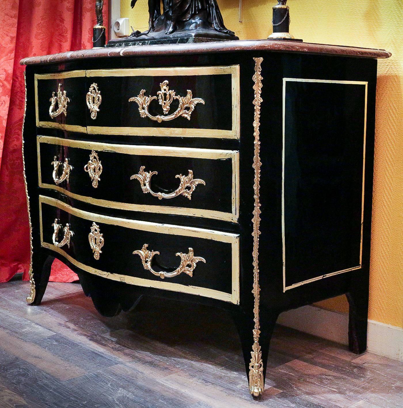 French Regence Period Serpentine Black Lacquered Commode, circa 1720-1730 For Sale 9