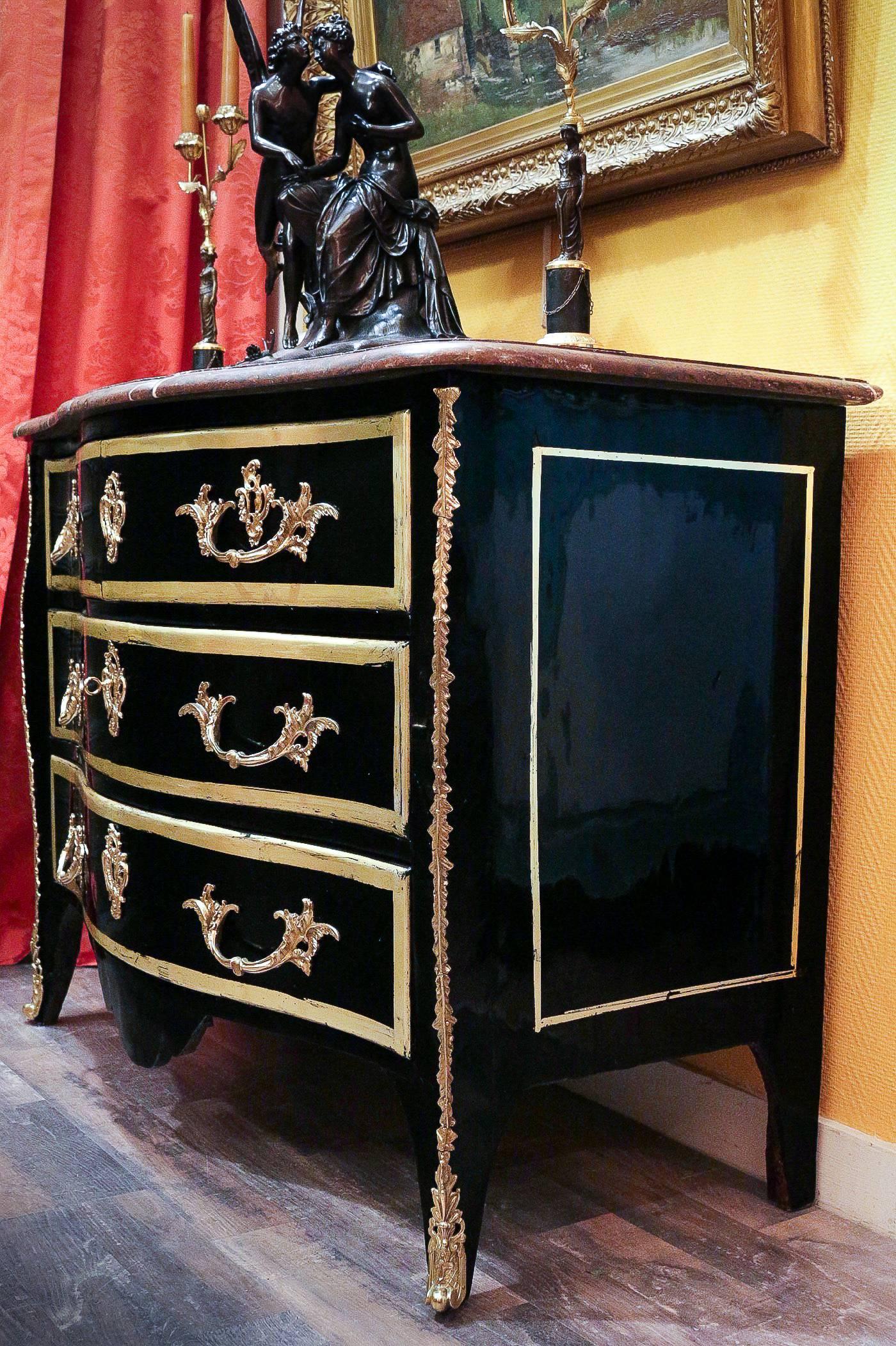 French Regence Period Serpentine Black Lacquered Commode, circa 1720-1730 10