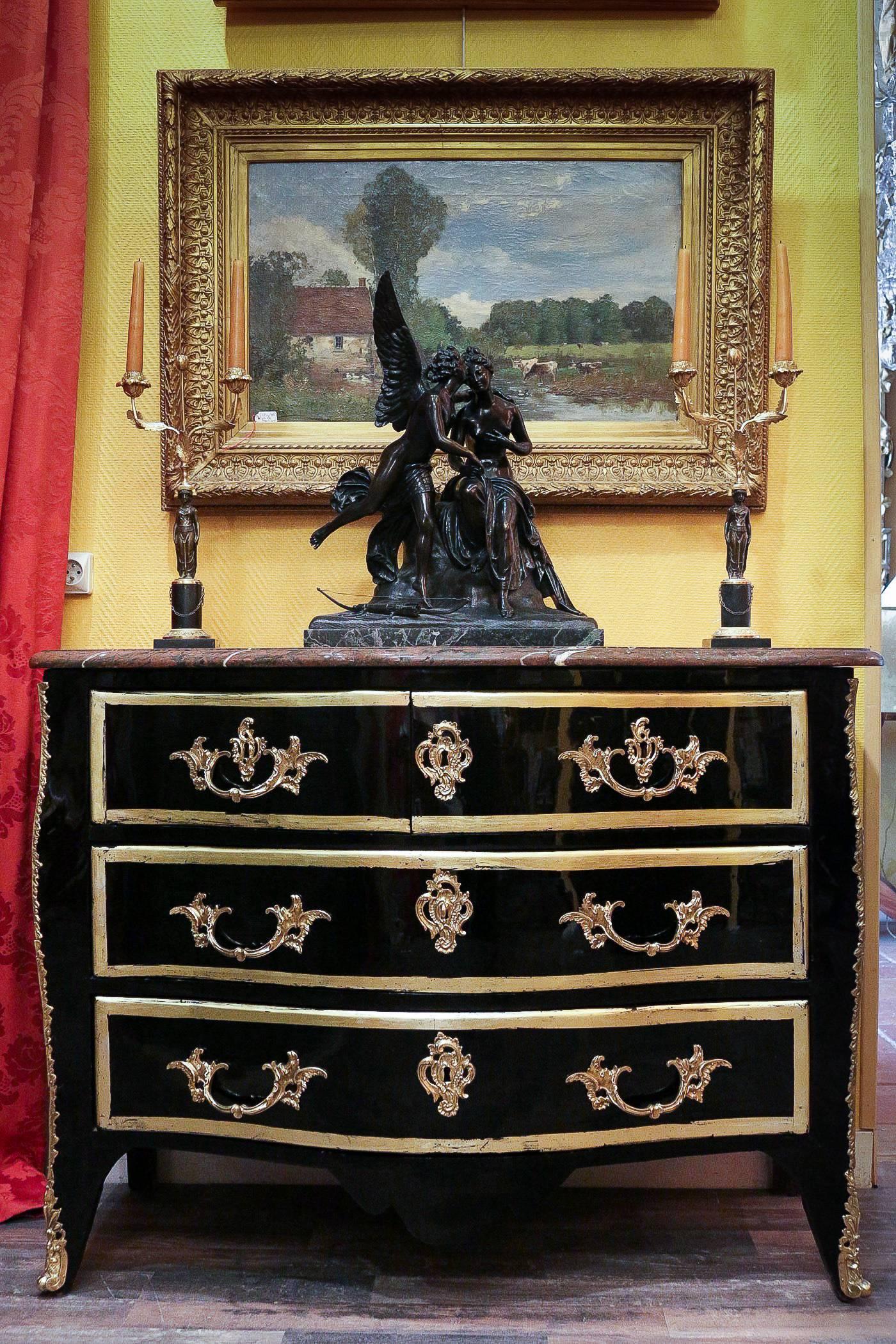 French Regence period serpentine black lacquered commode, circa 1720.

A gorgeous and decorative, early-18h century, French Regence period (1723-1730) fruitwood veneer black lacquered serpentine commode, opening by four drawers with original