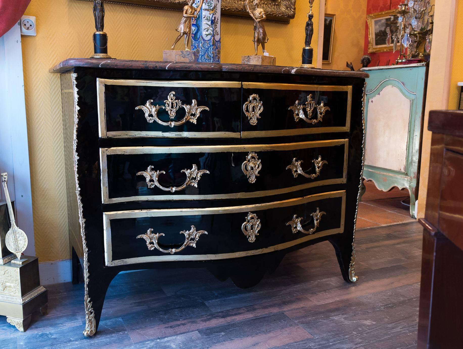 French Regence Period Serpentine Black Lacquered Commode, circa 1720-1730 In Good Condition For Sale In Saint Ouen, FR