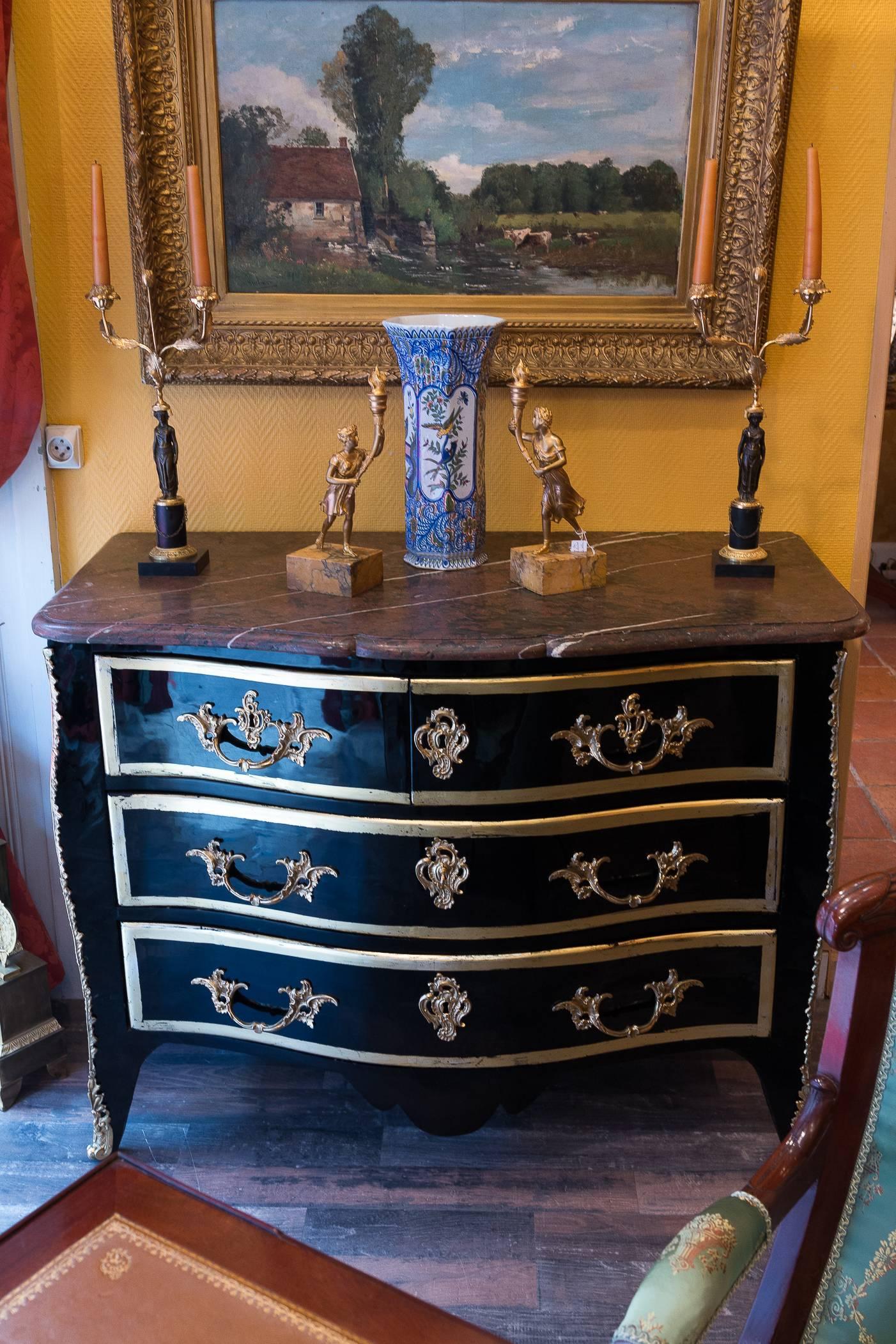 18th Century French Regence Period Serpentine Black Lacquered Commode, circa 1720-1730 For Sale