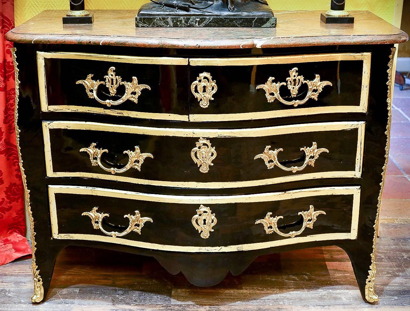 French Regence Period Serpentine Black Lacquered Commode, circa 1720-1730 1