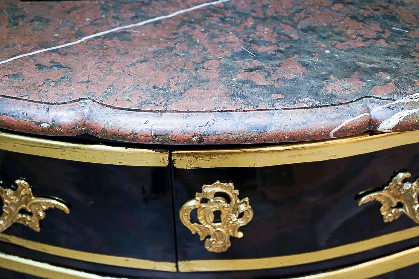 French Regence Period Serpentine Black Lacquered Commode, circa 1720-1730 3