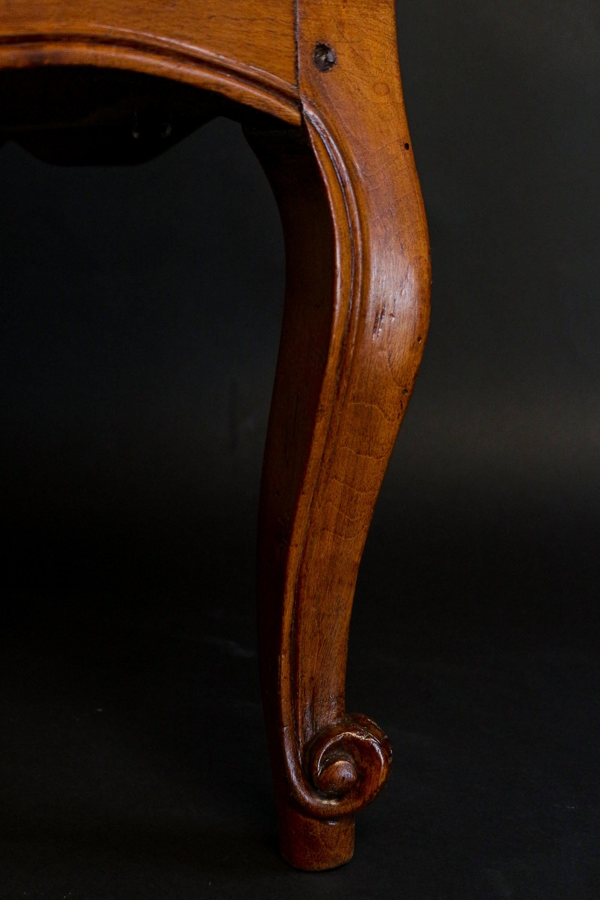 French Regence Period, Set of Four Large Slipper Chairs in Walnut, circa 1730 5