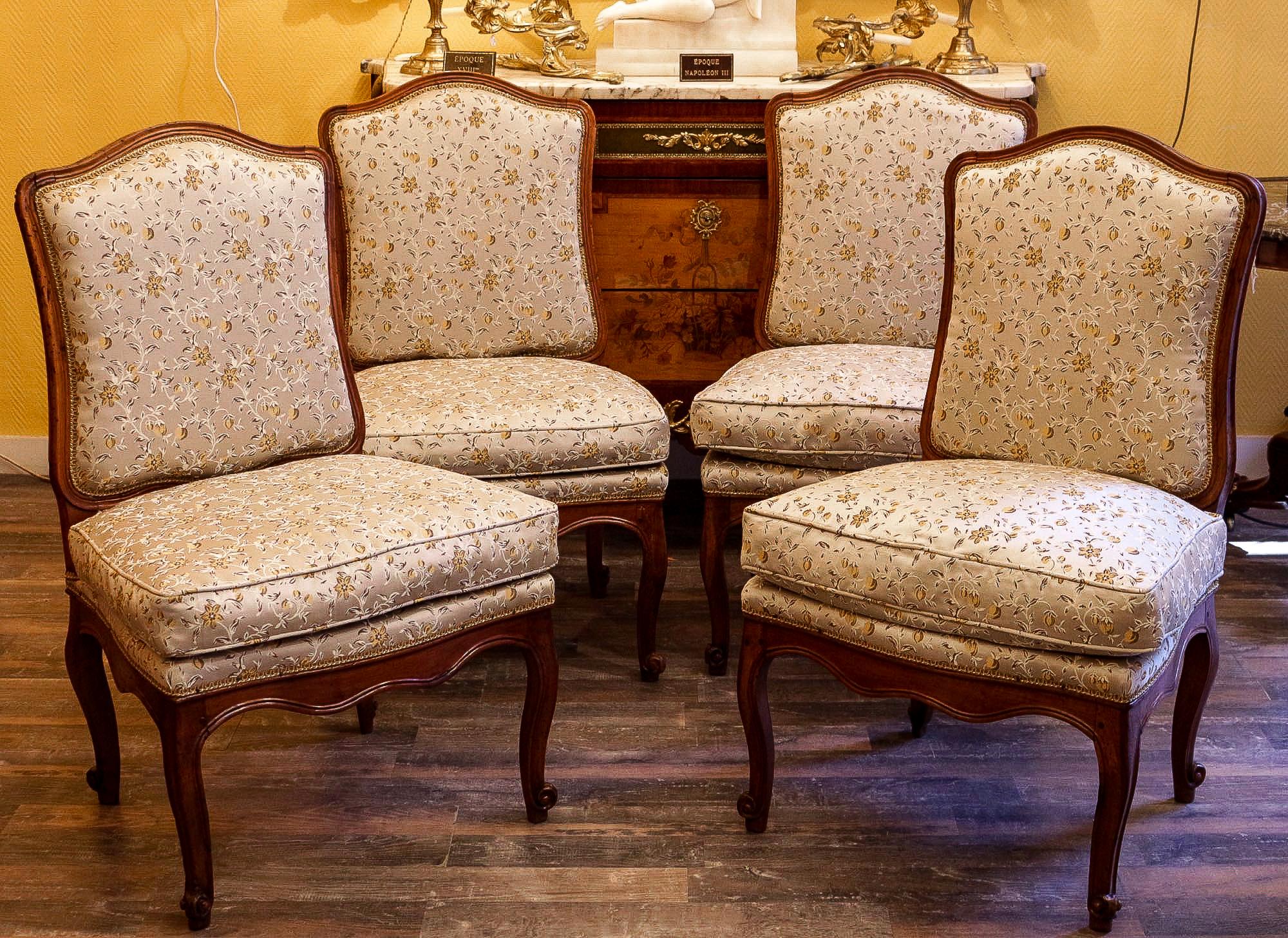French Regence period, set of four large slipper chairs in walnut, circa 1730.

A large four slipper chairs or “chauffeuses” in walnut, dating from the French Regence period, circa 1730.
Beautiful repeated serpentine forms of the chairs are