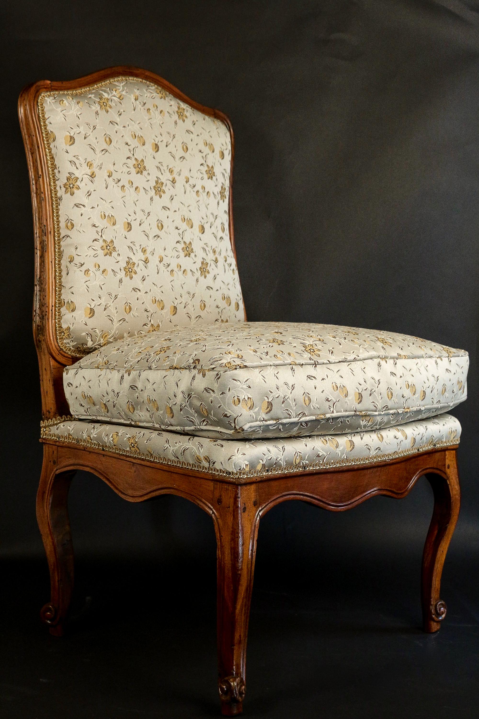 French Regence Period, Set of Four Large Slipper Chairs in Walnut, circa 1730 In Good Condition In Saint Ouen, FR