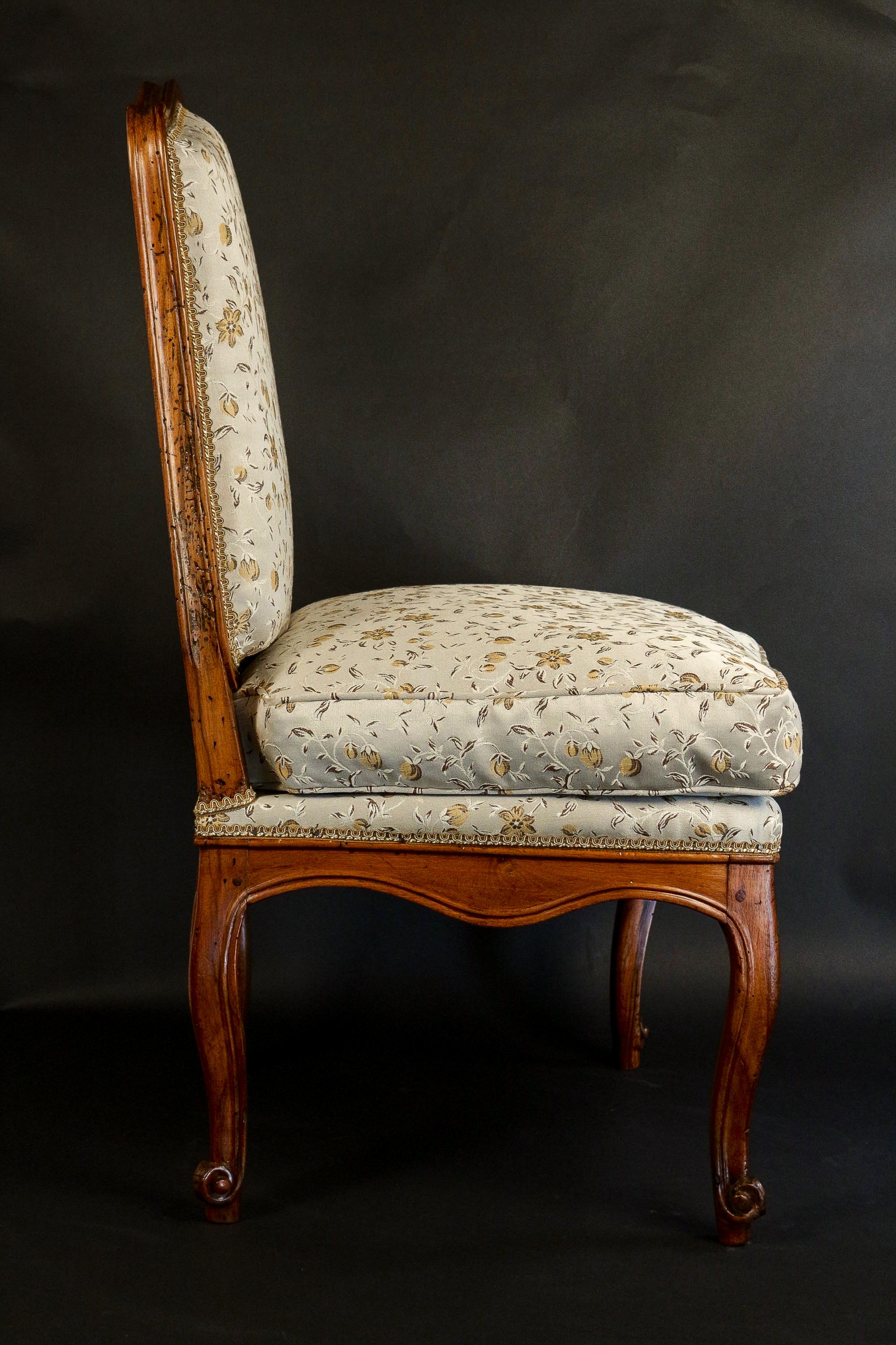18th Century French Regence Period, Set of Four Large Slipper Chairs in Walnut, circa 1730