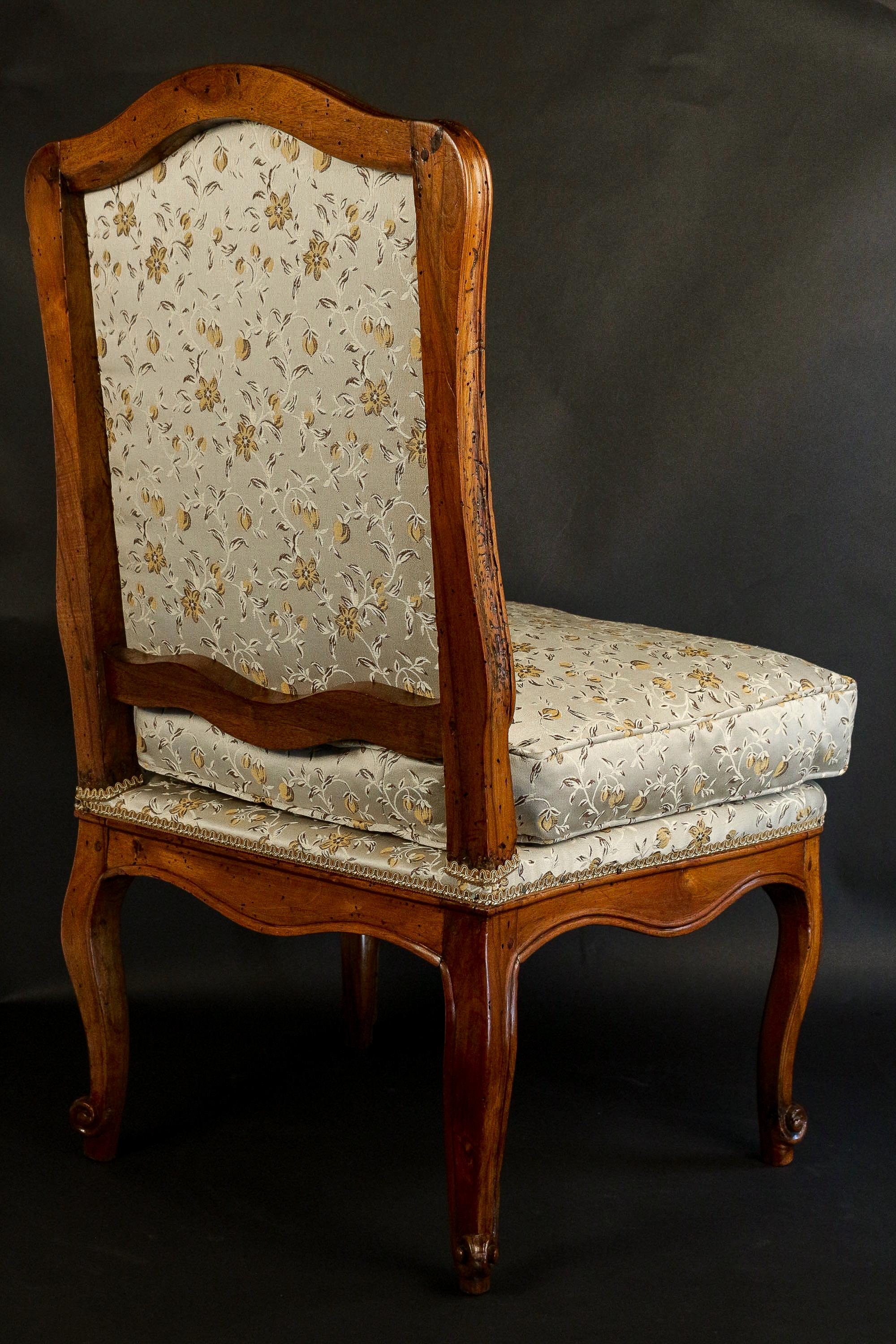 French Regence Period, Set of Four Large Slipper Chairs in Walnut, circa 1730 1