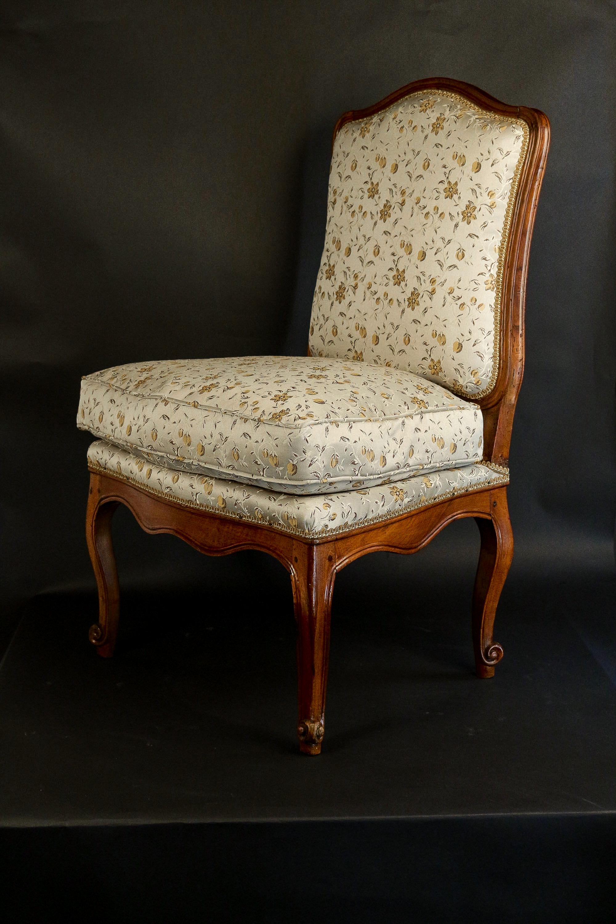 French Regence Period, Set of Four Large Slipper Chairs in Walnut, circa 1730 4