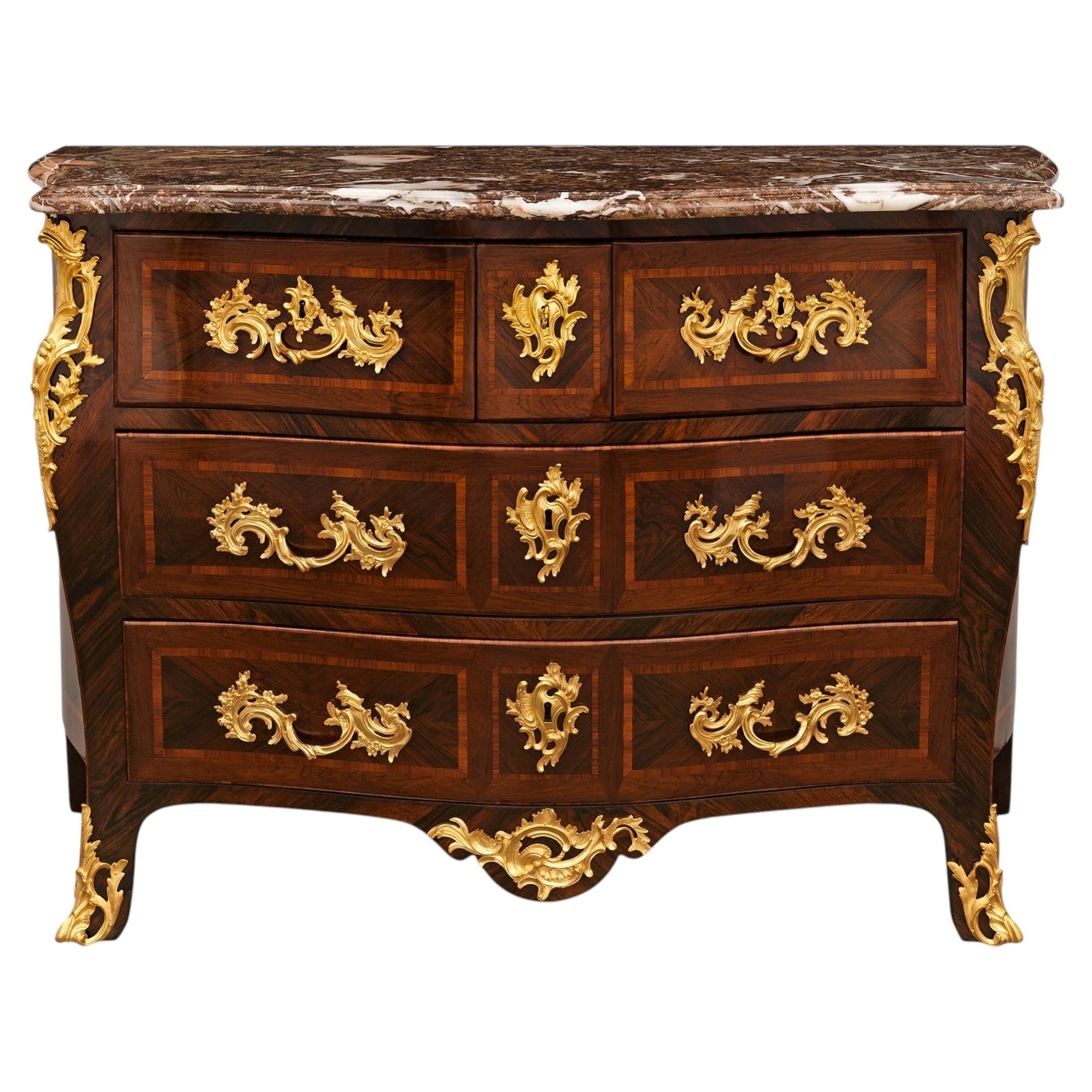 Comò in legno di tulipier, legno di re, bronzo dorato e marmo, del periodo della Reggenza francese, CIRCA 1720