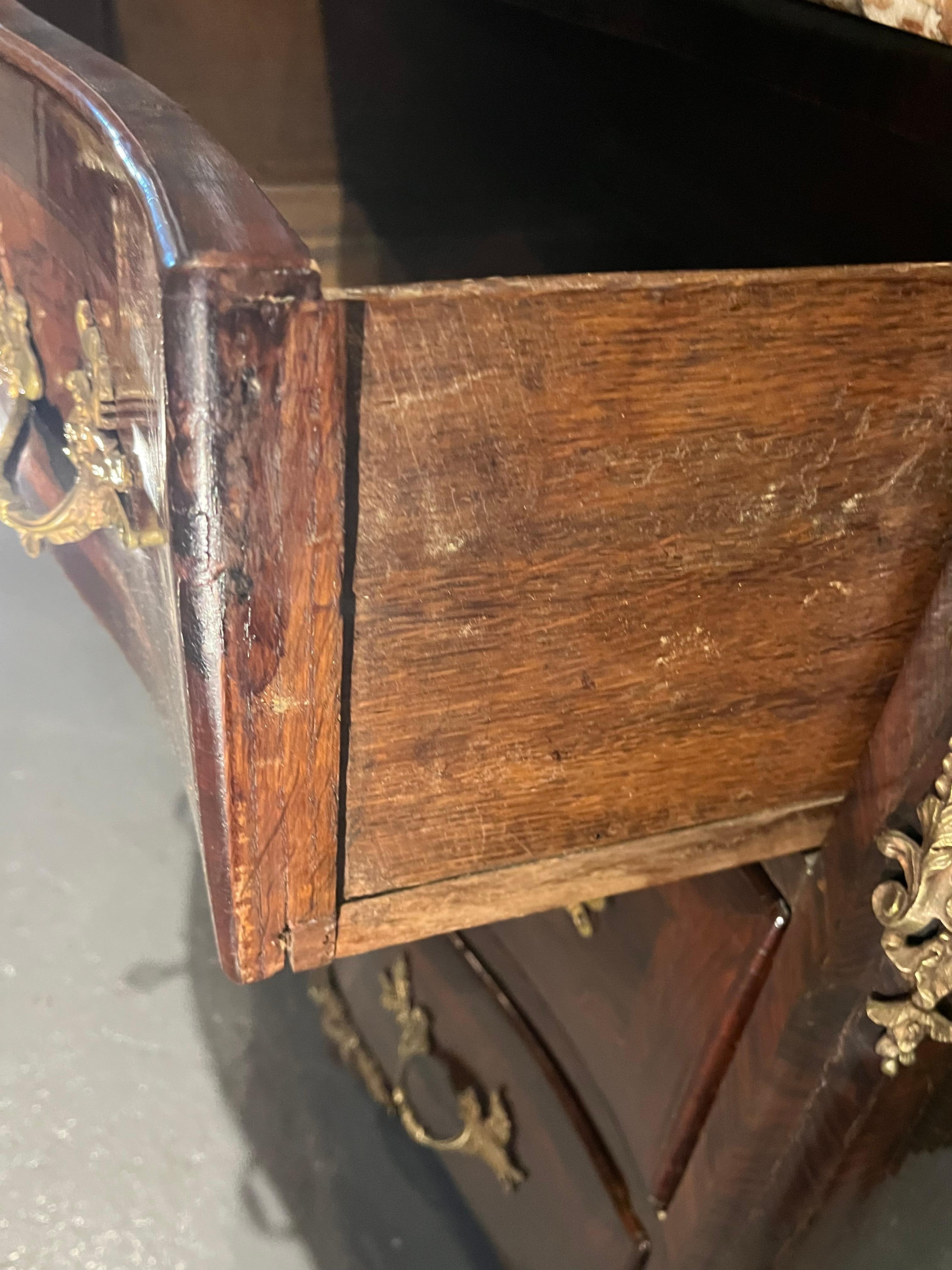 Petite Commode Regence francese, CIRCA 1750 in vendita 3