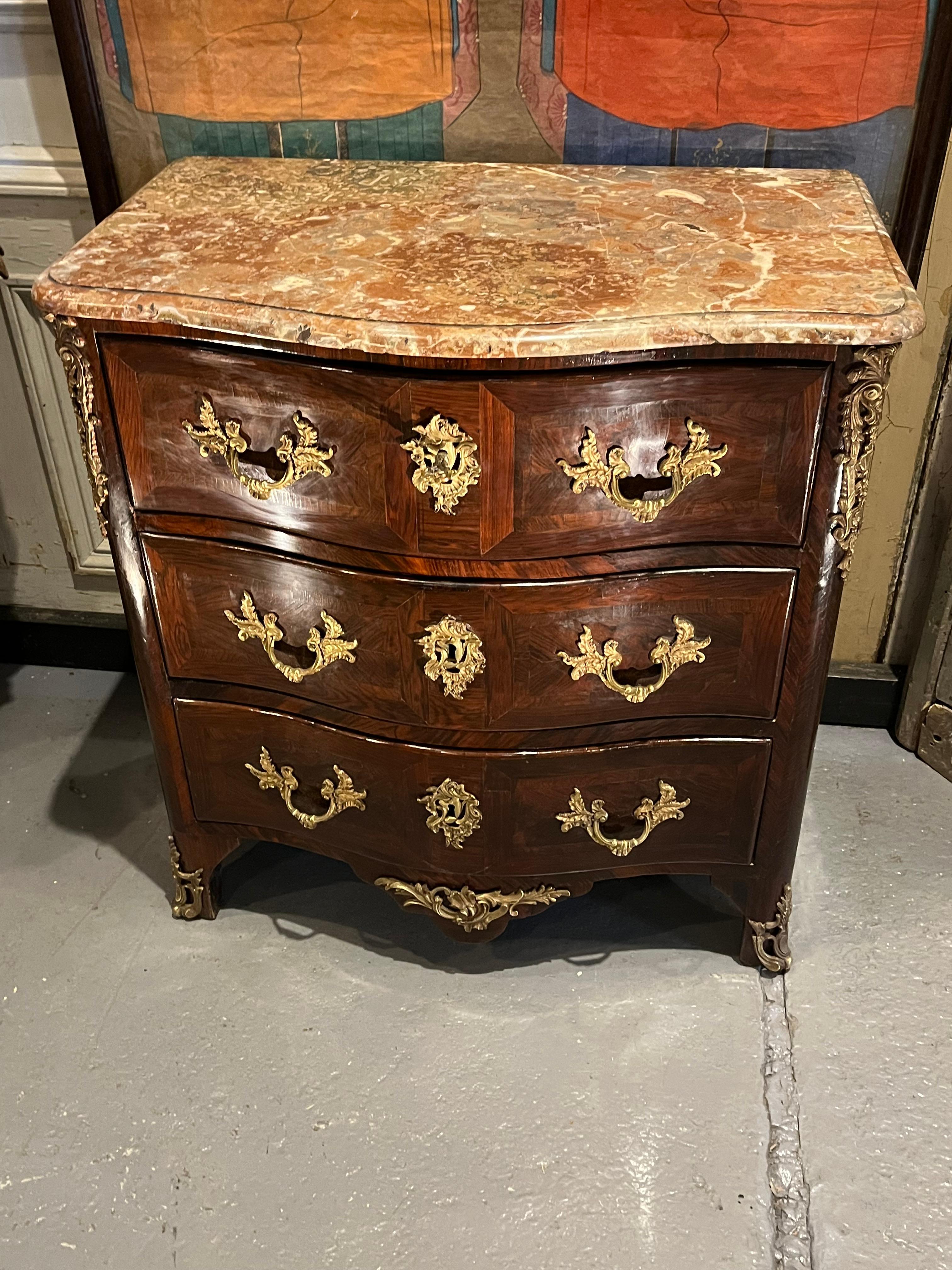 Petite Commode Regence francese, CIRCA 1750 in vendita 4