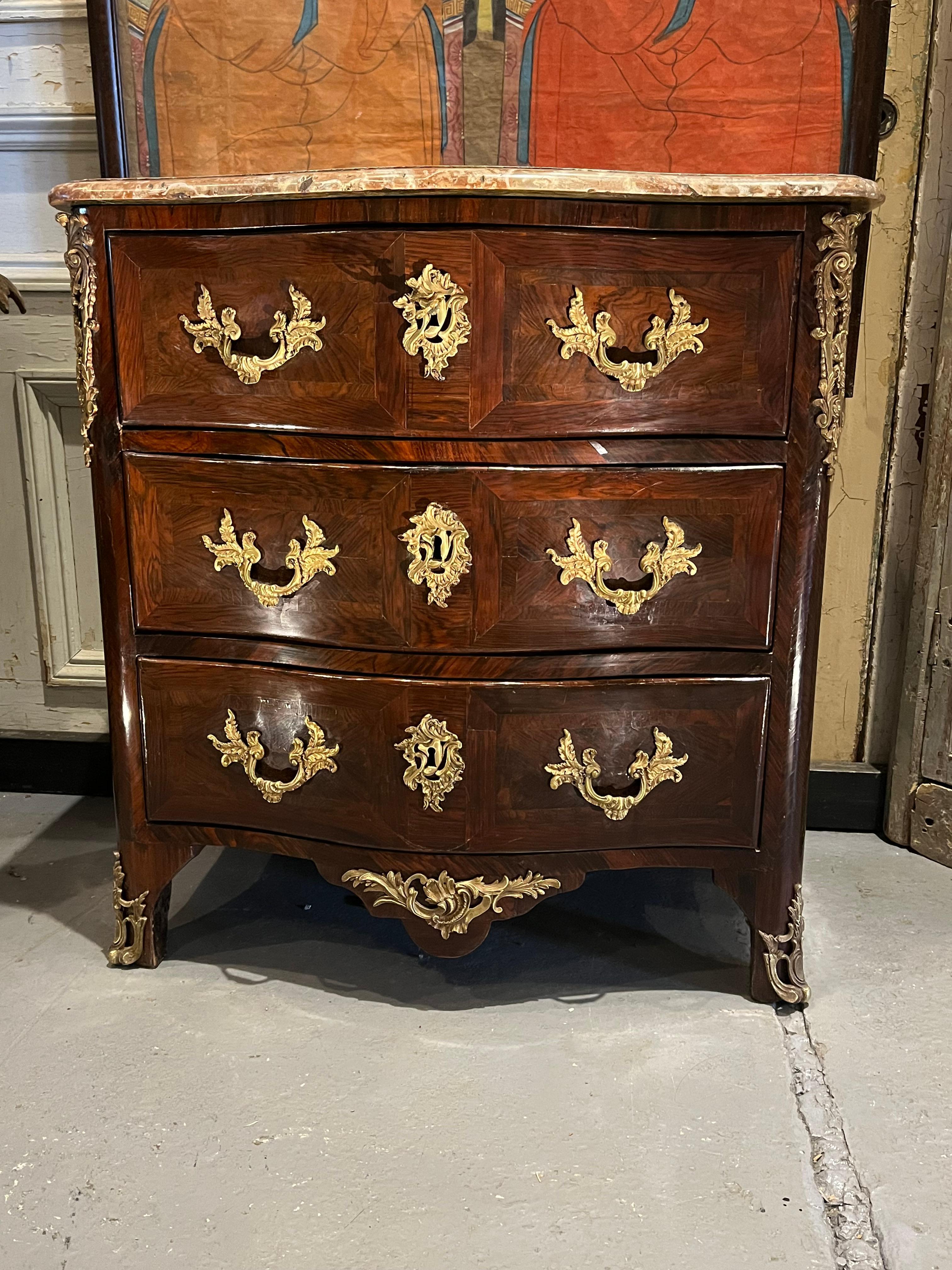 Una bella commode francese del periodo Regence a 3 cassetti in intarsio di noce con piano in marmo di Siena originale, ferramenta in bronzo dorato (compresa la chiave originale), circa 1750.