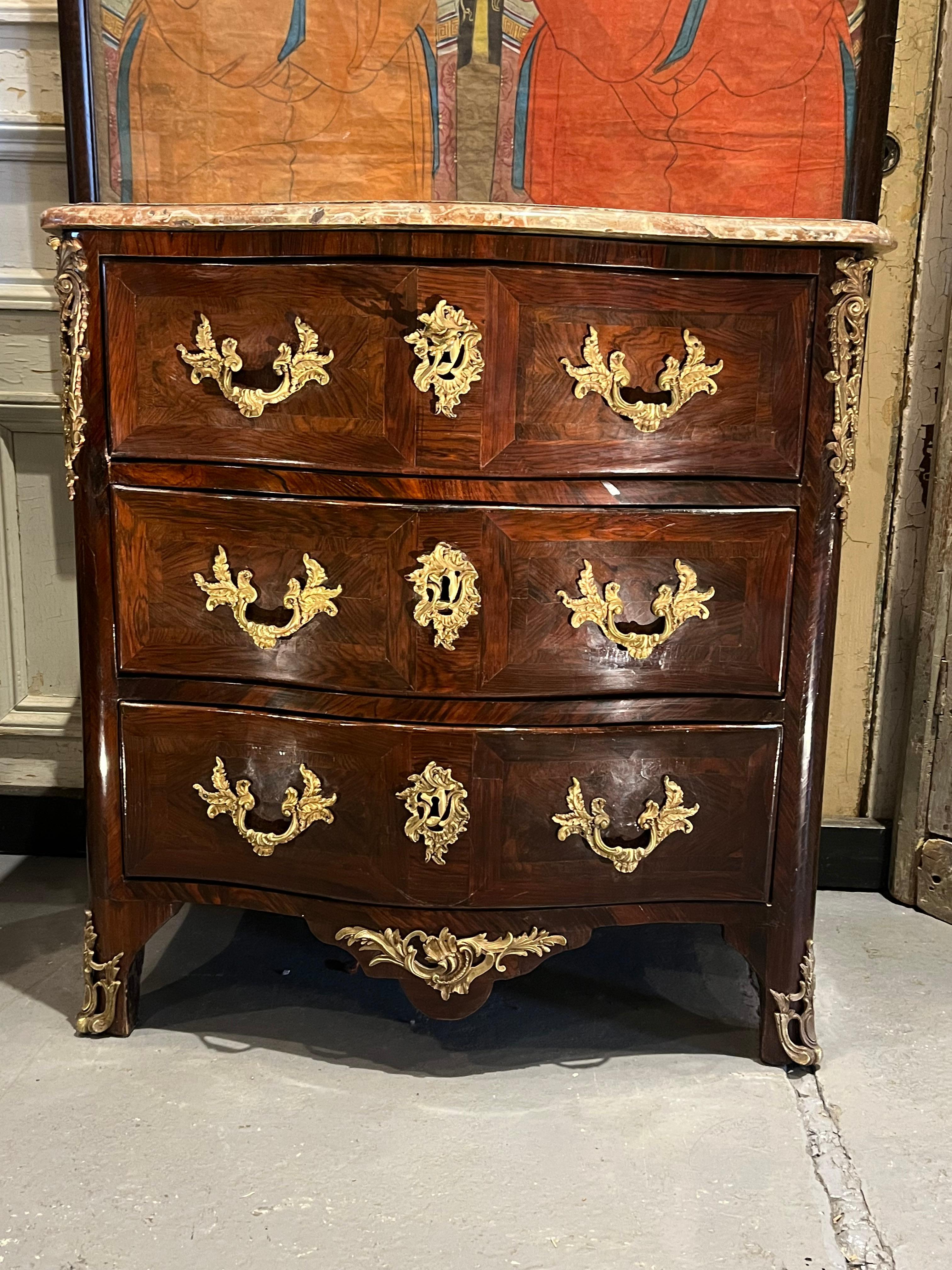 Francese Petite Commode Regence francese, CIRCA 1750 in vendita