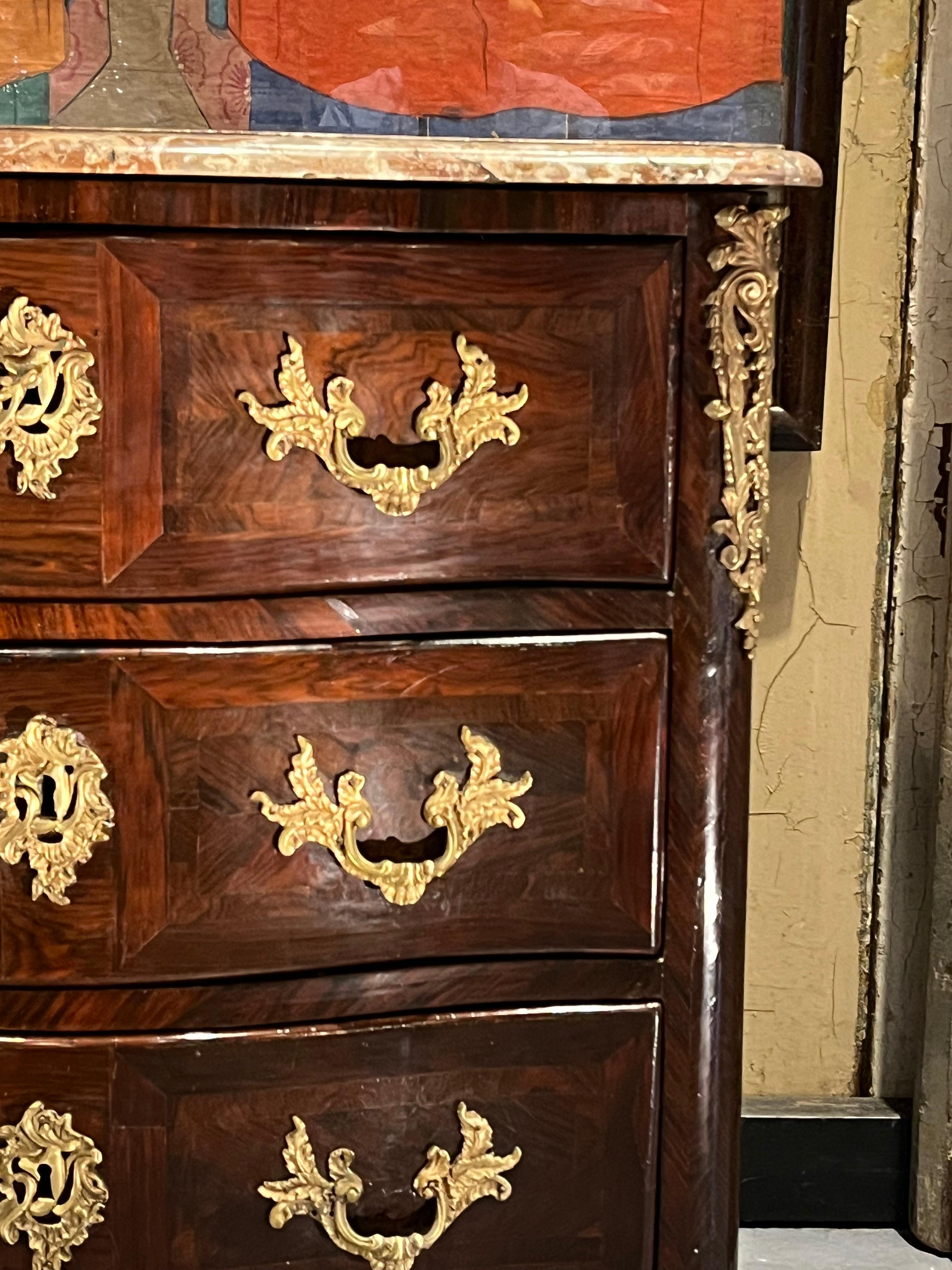 Impiallacciato Petite Commode Regence francese, CIRCA 1750 in vendita