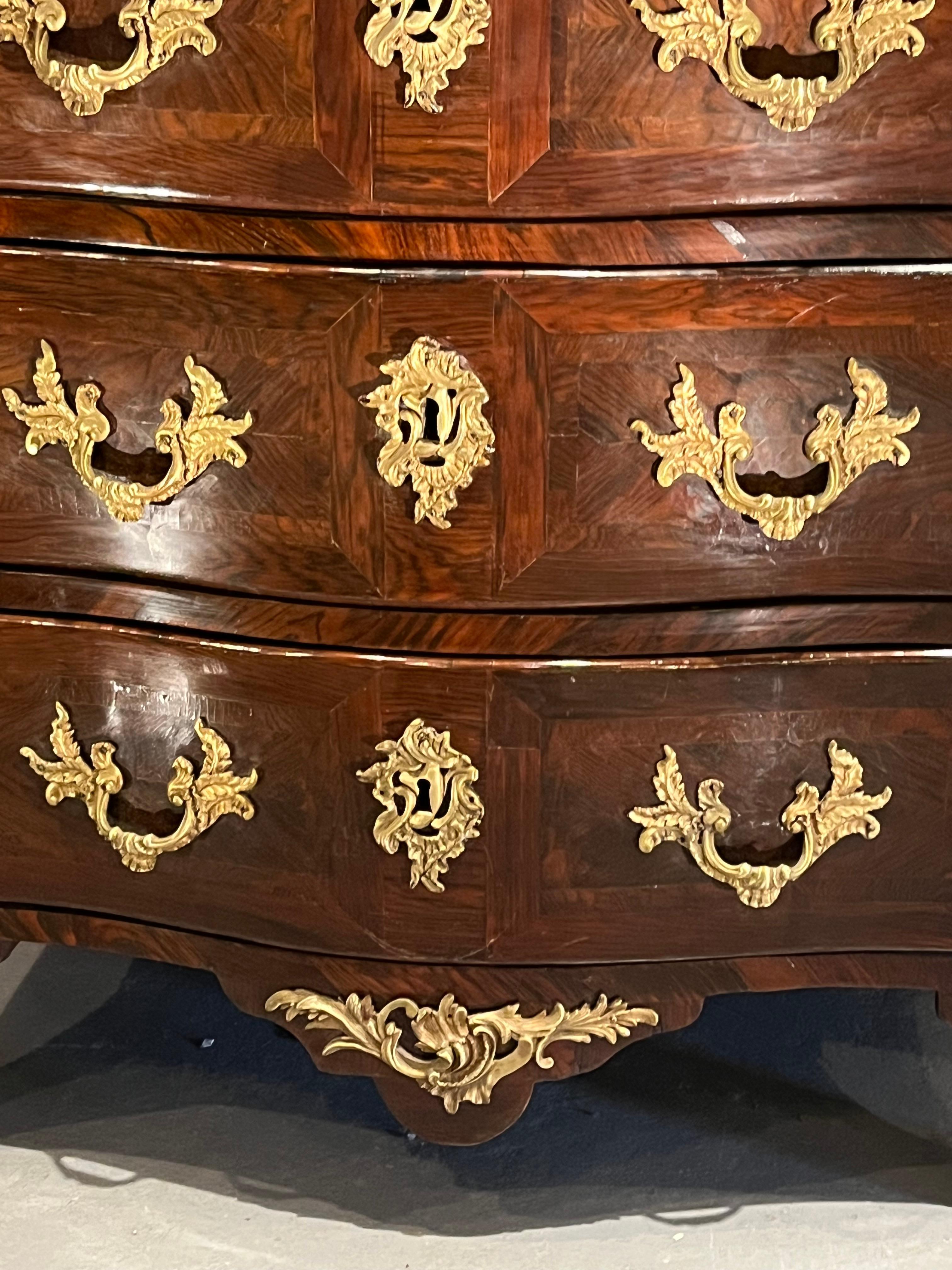 Petite Commode Regence francese, CIRCA 1750 In condizioni buone in vendita a Doylestown, PA