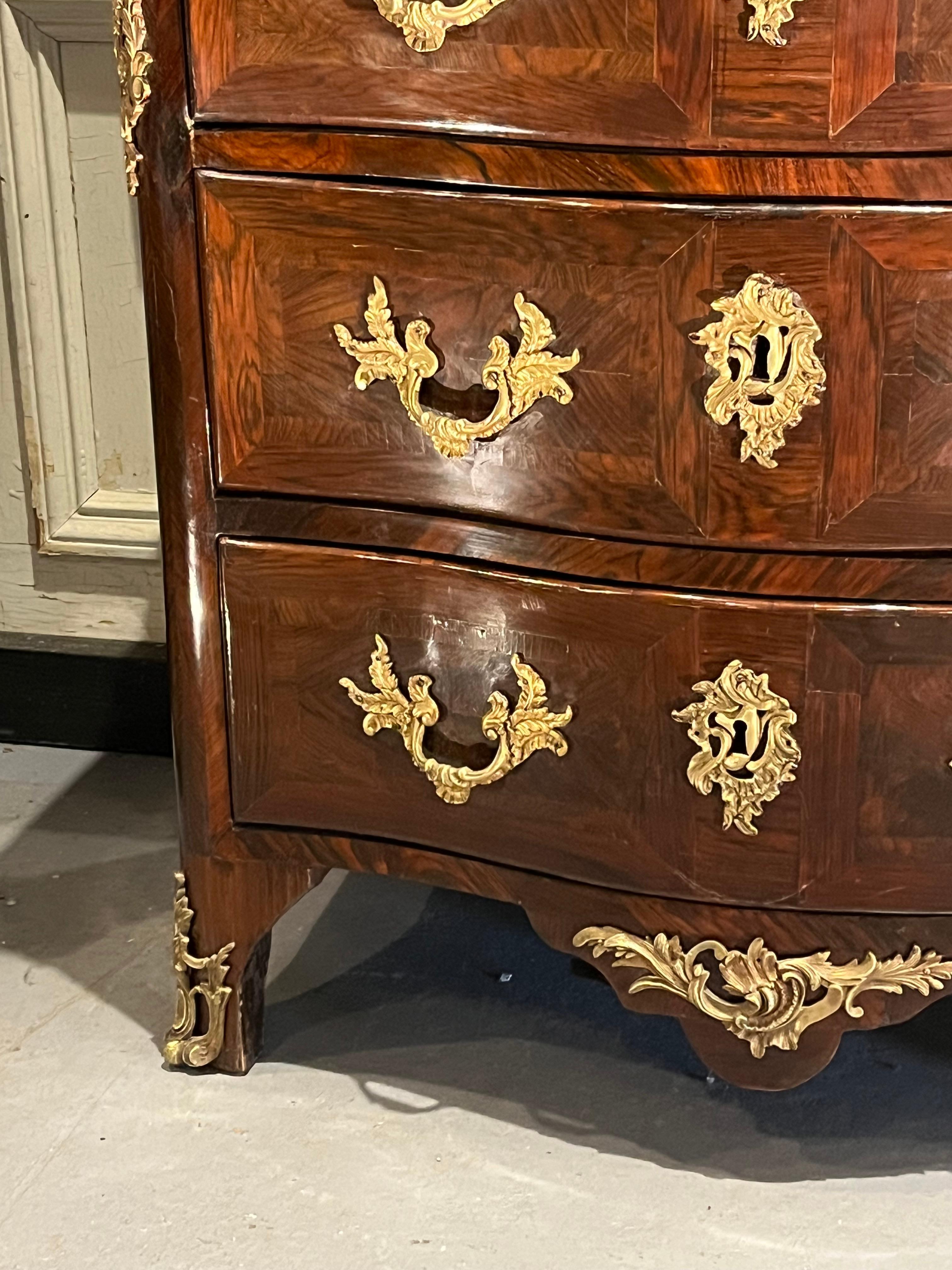 Fino al XVIII secolo Petite Commode Regence francese, CIRCA 1750 in vendita