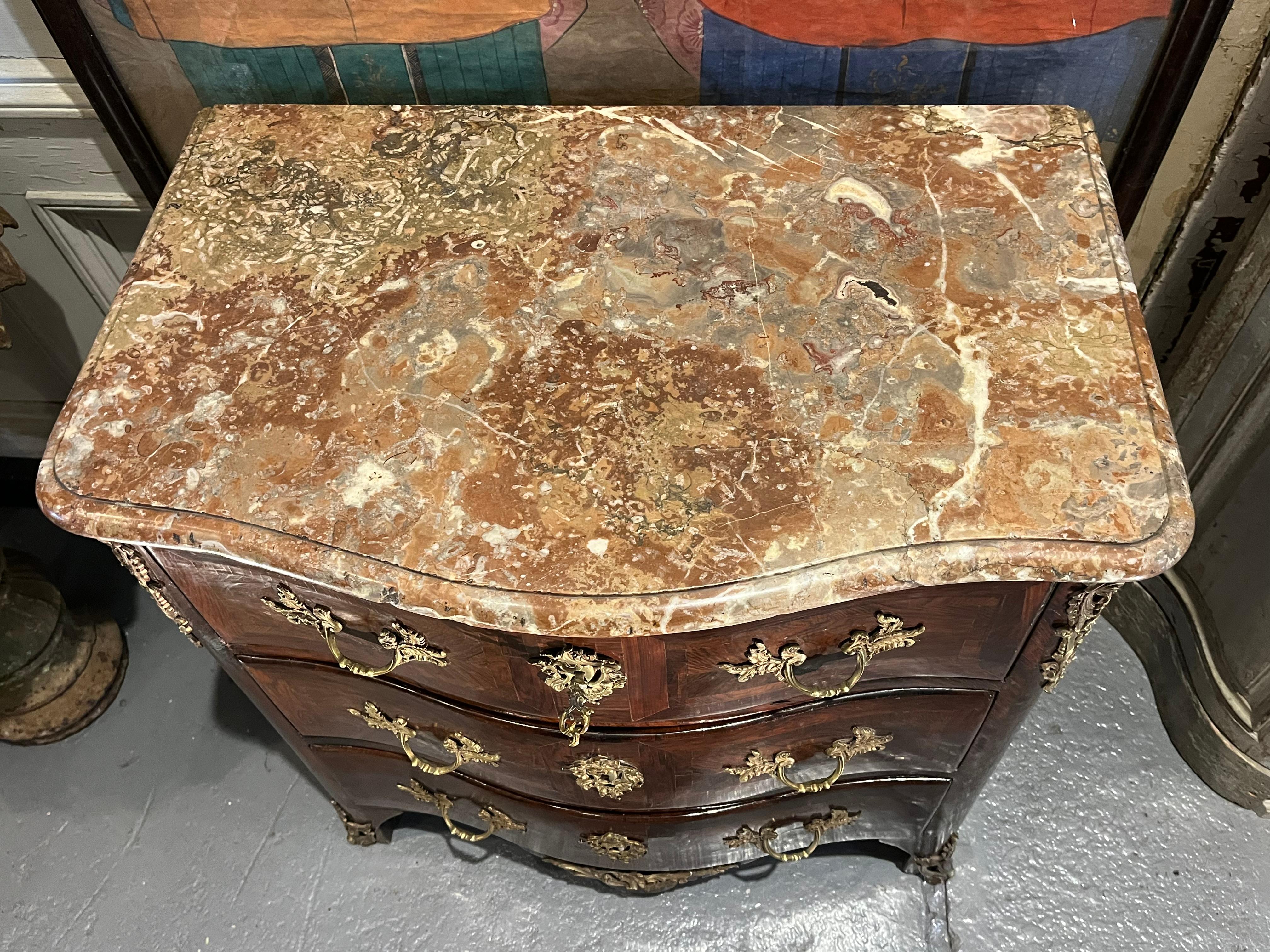 Noce Petite Commode Regence francese, CIRCA 1750 in vendita